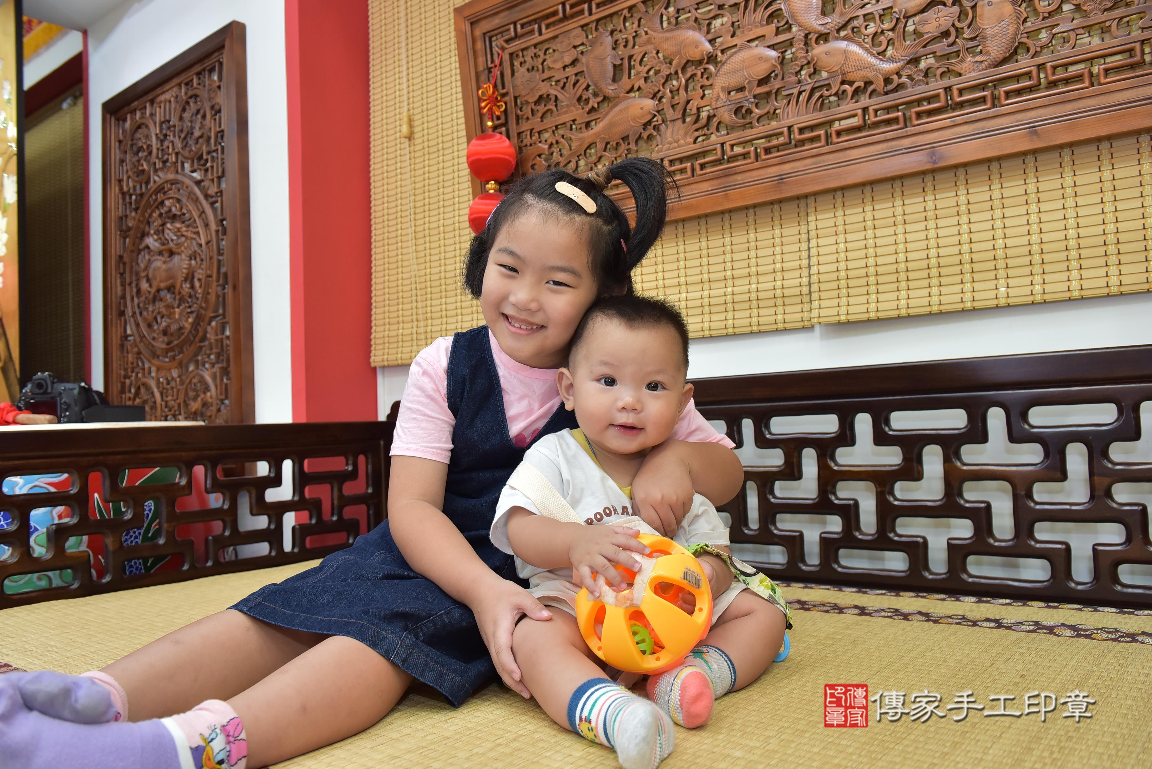 傳家手工印章台南店、抓周、度脺、中國風會場、傳家嬰兒古禮、吉祥話、抓周道具物品24種、拍照。抓周證書。寶寶抓周、滿周歲、生日快樂、祝福 傳家手工印章台南店、抓周、度脺、中國風會場、傳家嬰兒古禮、吉祥話、抓周道具物品24種、拍照。抓周證書。寶寶抓周、滿周歲、生日快樂、祝福