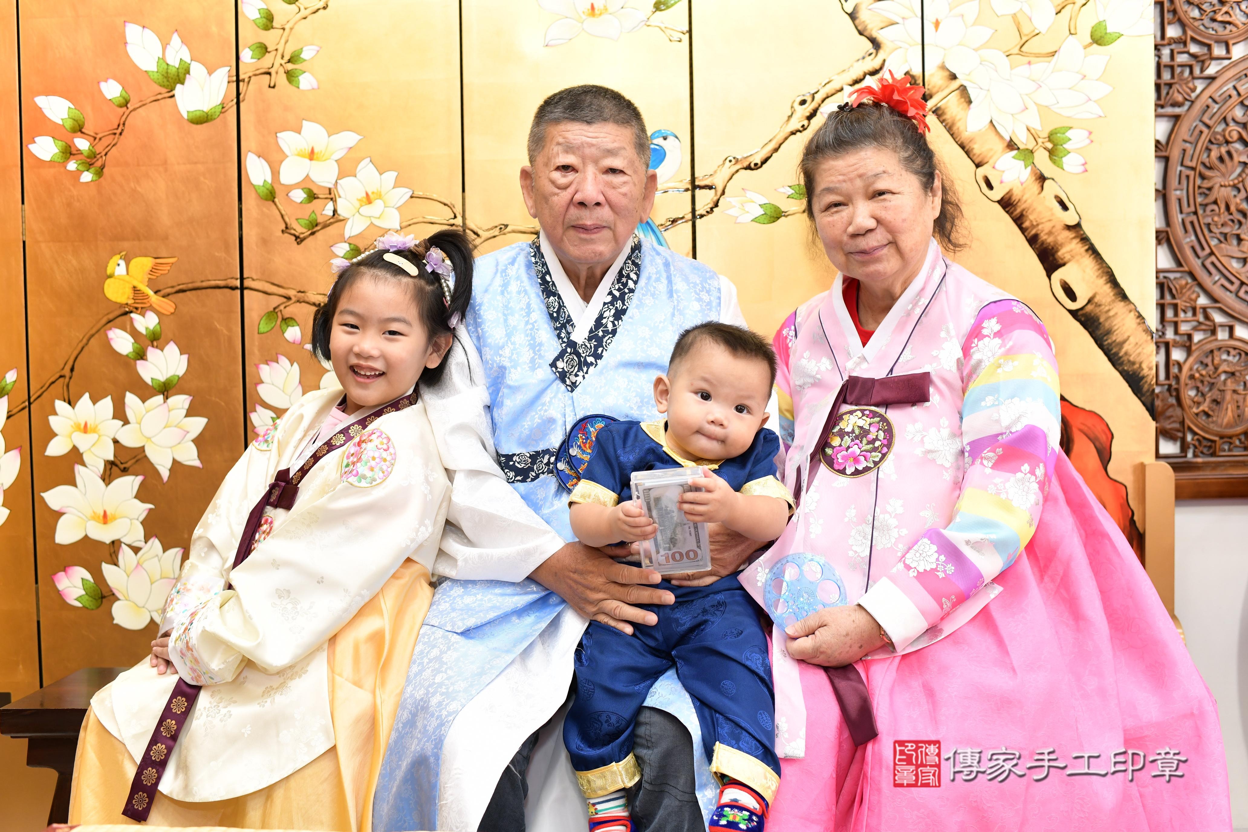 傳家手工印章台南店、抓周、度脺、中國風會場、傳家嬰兒古禮、吉祥話、抓周道具物品24種、拍照。抓周證書。寶寶抓周、滿周歲、生日快樂、祝福 傳家手工印章台南店、抓周、度脺、中國風會場、傳家嬰兒古禮、吉祥話、抓周道具物品24種、拍照。抓周證書。寶寶抓周、滿周歲、生日快樂、祝福