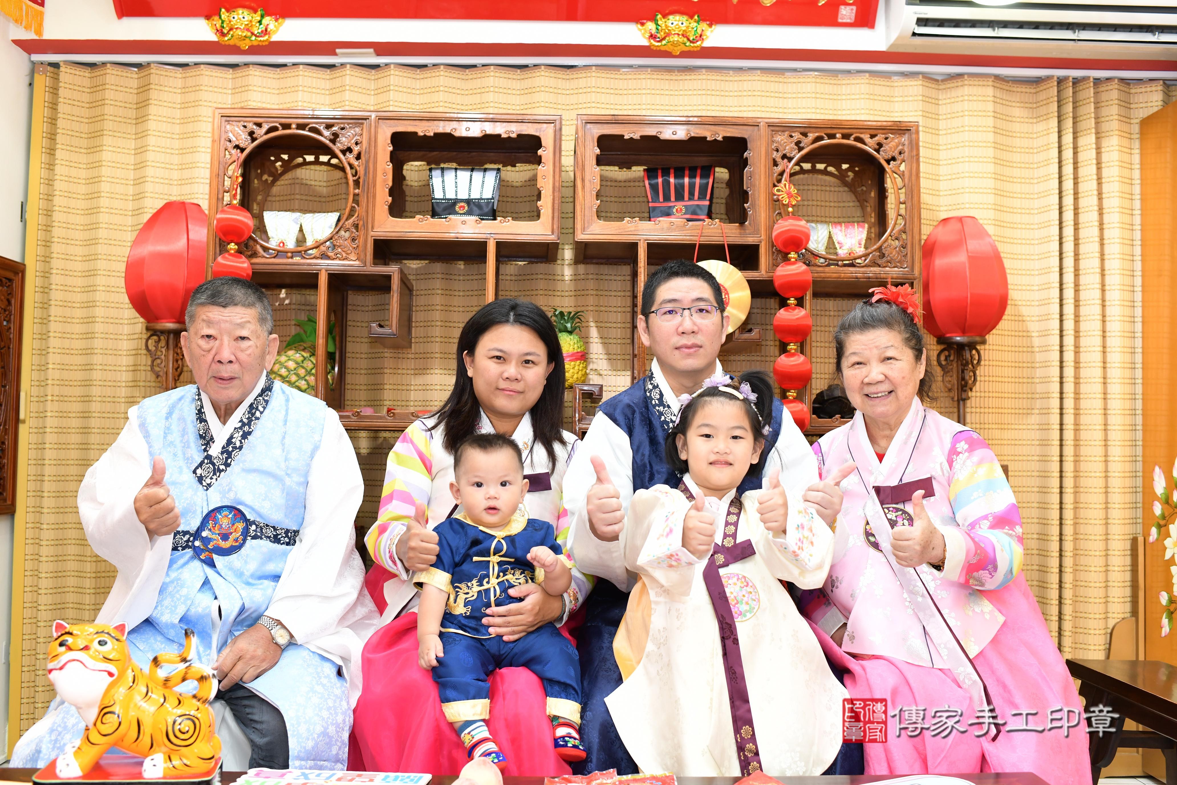 傳家手工印章台南店、抓周、度脺、中國風會場、傳家嬰兒古禮、吉祥話、抓周道具物品24種、拍照。抓周證書。寶寶抓周、滿周歲、生日快樂、祝福 傳家手工印章台南店、抓周、度脺、中國風會場、傳家嬰兒古禮、吉祥話、抓周道具物品24種、拍照。抓周證書。寶寶抓周、滿周歲、生日快樂、祝福