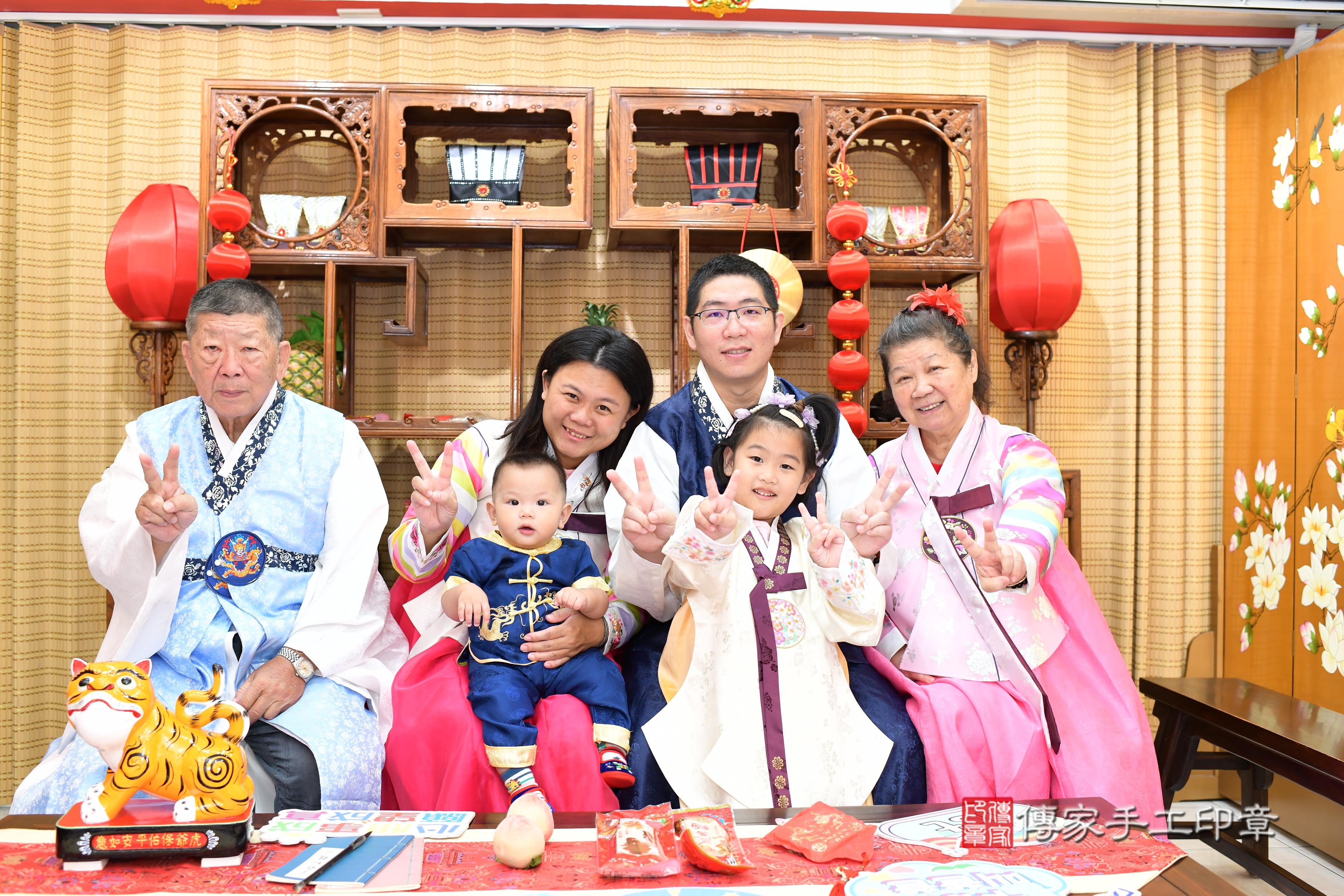 傳家手工印章台南店、抓周、度脺、中國風會場、傳家嬰兒古禮、吉祥話、抓周道具物品24種、拍照。抓周證書。寶寶抓周、滿周歲、生日快樂、祝福 傳家手工印章台南店、抓周、度脺、中國風會場、傳家嬰兒古禮、吉祥話、抓周道具物品24種、拍照。抓周證書。寶寶抓周、滿周歲、生日快樂、祝福