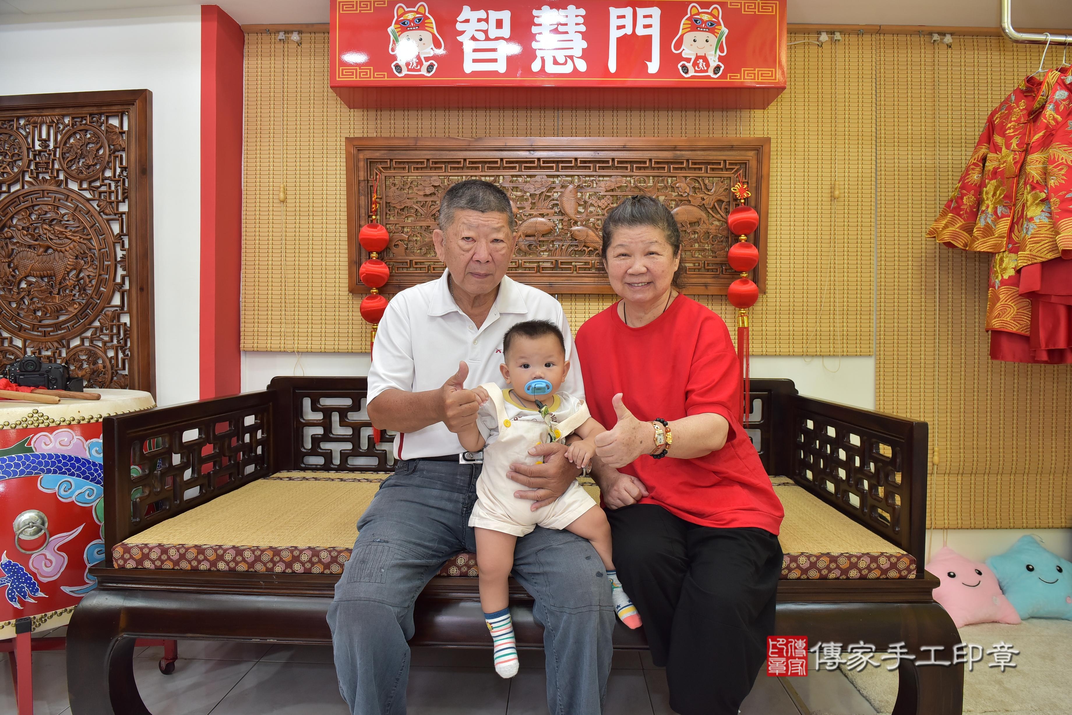 傳家手工印章台南店、抓周、度脺、中國風會場、傳家嬰兒古禮、吉祥話、抓周道具物品24種、拍照。抓周證書。寶寶抓周、滿周歲、生日快樂、祝福 傳家手工印章台南店、抓周、度脺、中國風會場、傳家嬰兒古禮、吉祥話、抓周道具物品24種、拍照。抓周證書。寶寶抓周、滿周歲、生日快樂、祝福