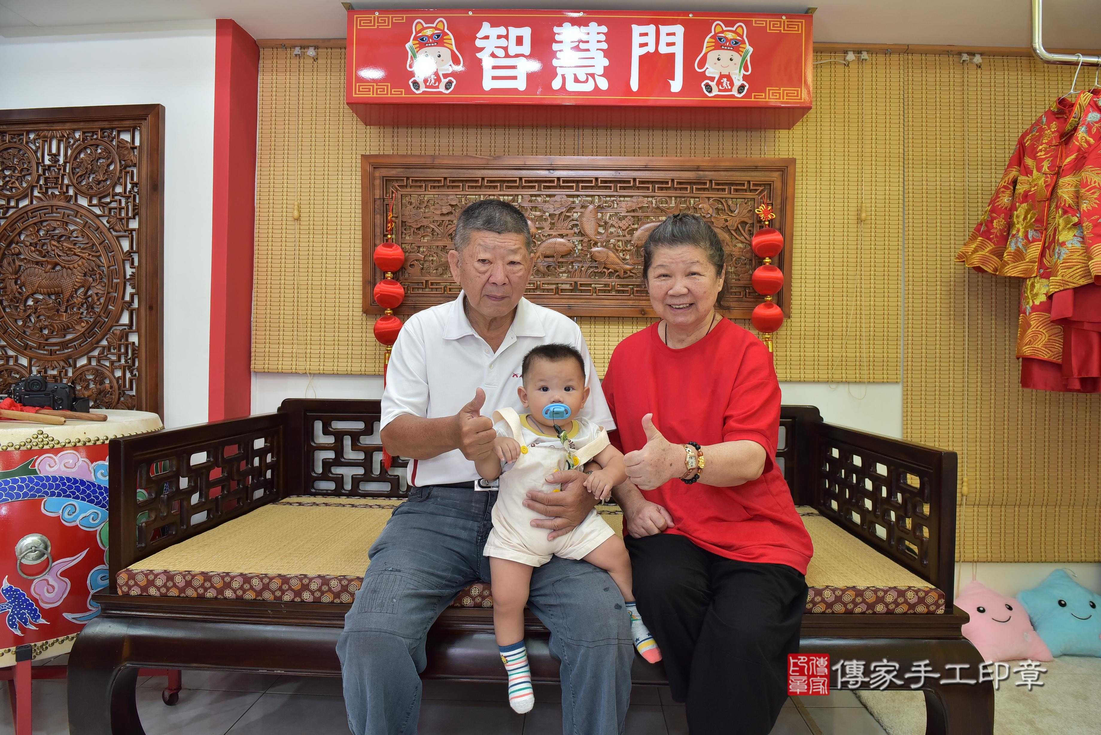 傳家手工印章台南店、抓周、度脺、中國風會場、傳家嬰兒古禮、吉祥話、抓周道具物品24種、拍照。抓周證書。寶寶抓周、滿周歲、生日快樂、祝福 傳家手工印章台南店、抓周、度脺、中國風會場、傳家嬰兒古禮、吉祥話、抓周道具物品24種、拍照。抓周證書。寶寶抓周、滿周歲、生日快樂、祝福