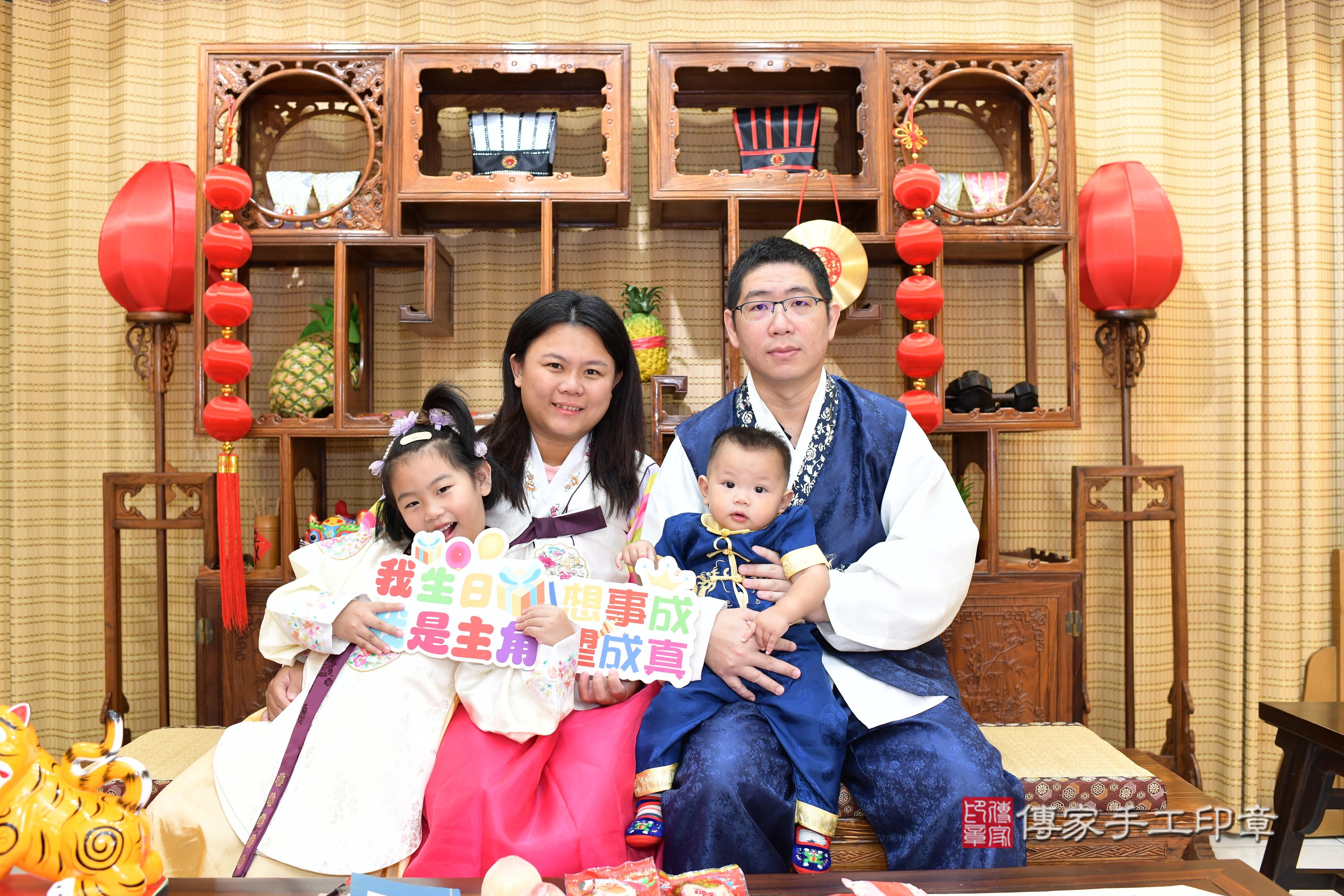 傳家手工印章台南店、抓周、度脺、中國風會場、傳家嬰兒古禮、吉祥話、抓周道具物品24種、拍照。抓周證書。寶寶抓周、滿周歲、生日快樂、祝福 傳家手工印章台南店、抓周、度脺、中國風會場、傳家嬰兒古禮、吉祥話、抓周道具物品24種、拍照。抓周證書。寶寶抓周、滿周歲、生日快樂、祝福