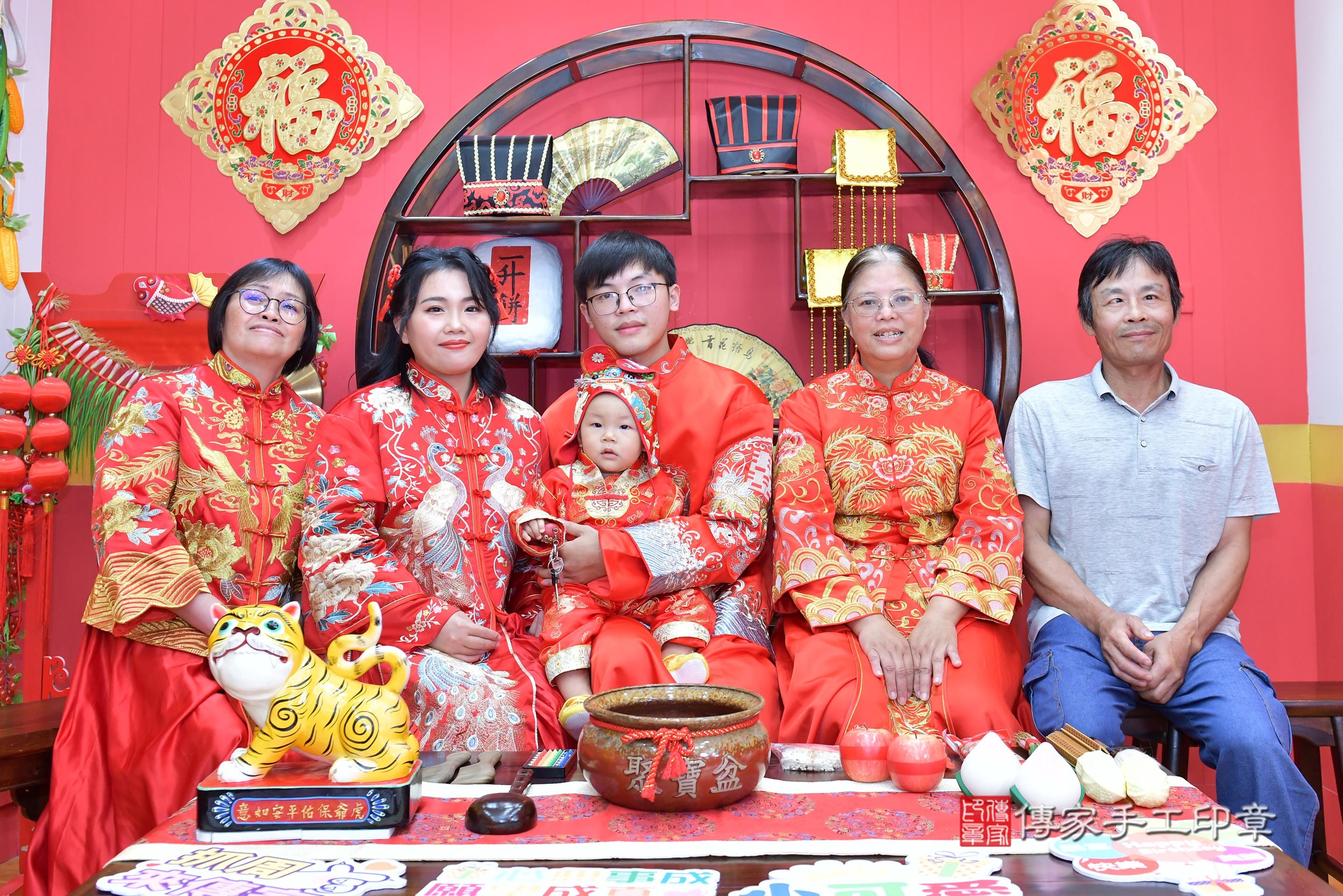 傳家手工印章桃園店、抓周、度脺、美式風會場、傳家嬰兒古禮、吉祥話、抓周道具物品24種、拍照。抓周證書。寶寶抓周、滿周歲、生日快樂、祝福 傳家手工印章桃園店、抓周、度脺、美式風會場、傳家嬰兒古禮、吉祥話、抓周道具物品24種、拍照。抓周證書。寶寶抓周、滿周歲、生日快樂、祝福