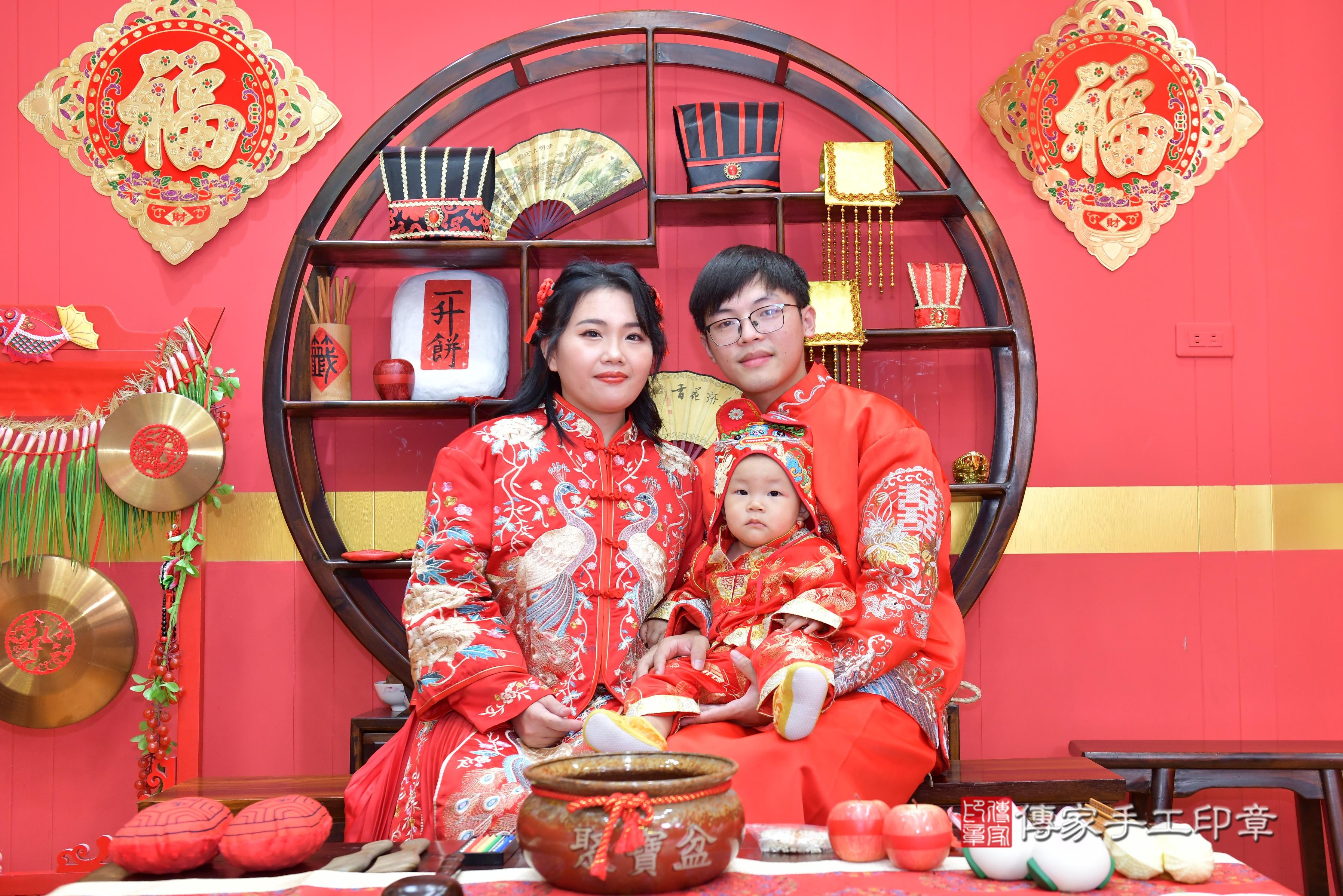 傳家手工印章桃園店、抓周、度脺、美式風會場、傳家嬰兒古禮、吉祥話、抓周道具物品24種、拍照。抓周證書。寶寶抓周、滿周歲、生日快樂、祝福 傳家手工印章桃園店、抓周、度脺、美式風會場、傳家嬰兒古禮、吉祥話、抓周道具物品24種、拍照。抓周證書。寶寶抓周、滿周歲、生日快樂、祝福