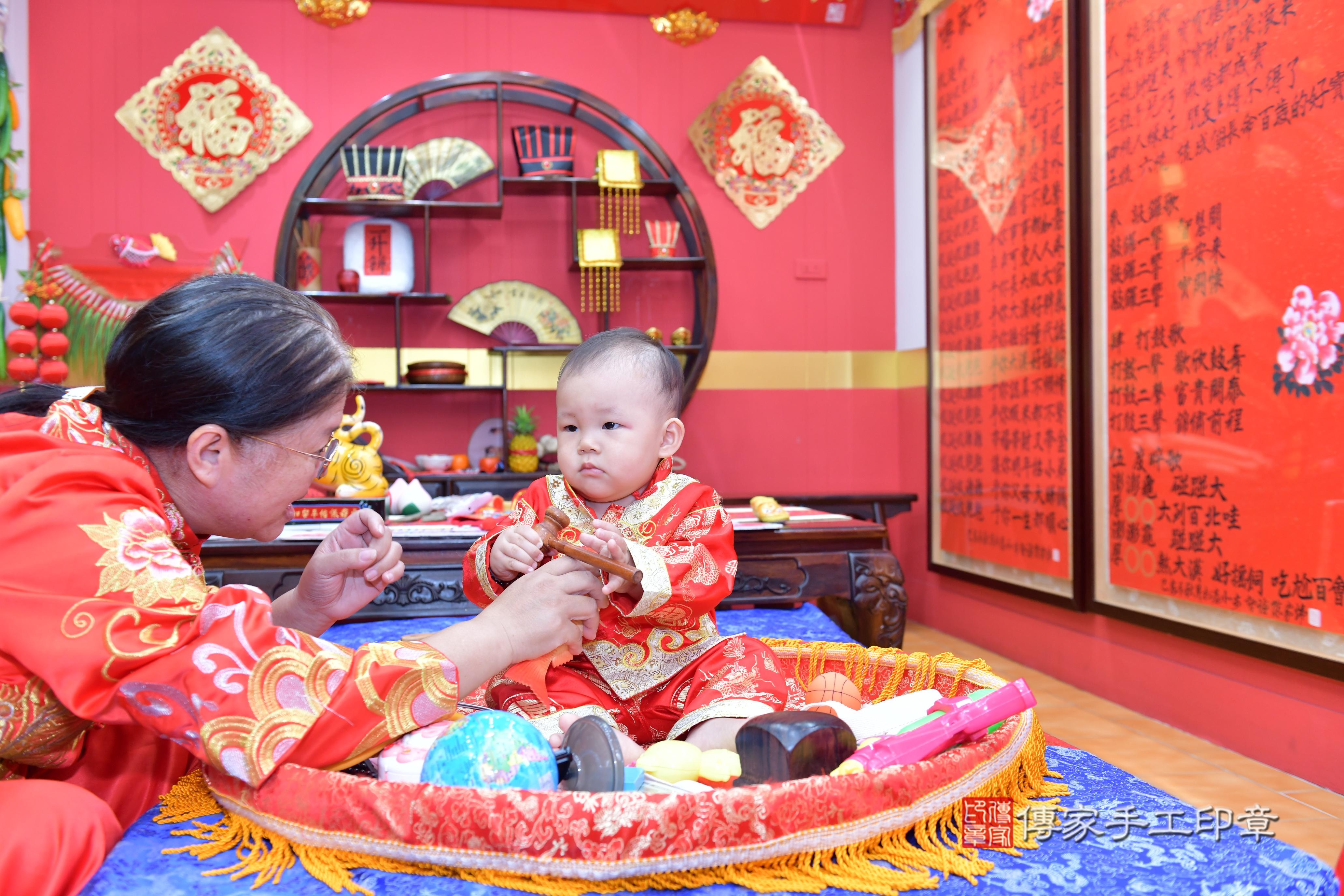 傳家手工印章桃園店、抓周、度脺、美式風會場、傳家嬰兒古禮、吉祥話、抓周道具物品24種、拍照。抓周證書。寶寶抓周、滿周歲、生日快樂、祝福 傳家手工印章桃園店、抓周、度脺、美式風會場、傳家嬰兒古禮、吉祥話、抓周道具物品24種、拍照。抓周證書。寶寶抓周、滿周歲、生日快樂、祝福