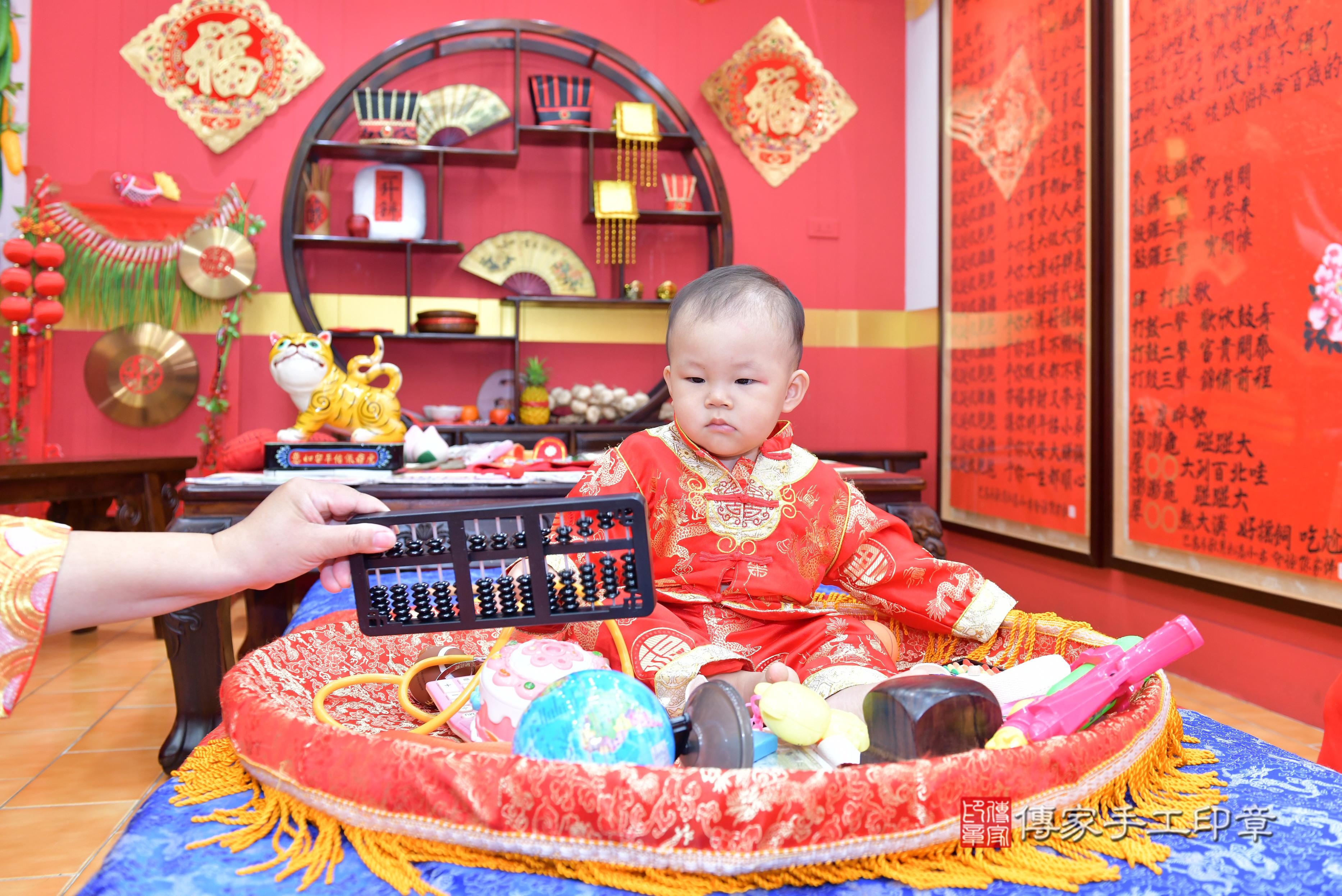 傳家手工印章桃園店、抓周、度脺、美式風會場、傳家嬰兒古禮、吉祥話、抓周道具物品24種、拍照。抓周證書。寶寶抓周、滿周歲、生日快樂、祝福 傳家手工印章桃園店、抓周、度脺、美式風會場、傳家嬰兒古禮、吉祥話、抓周道具物品24種、拍照。抓周證書。寶寶抓周、滿周歲、生日快樂、祝福