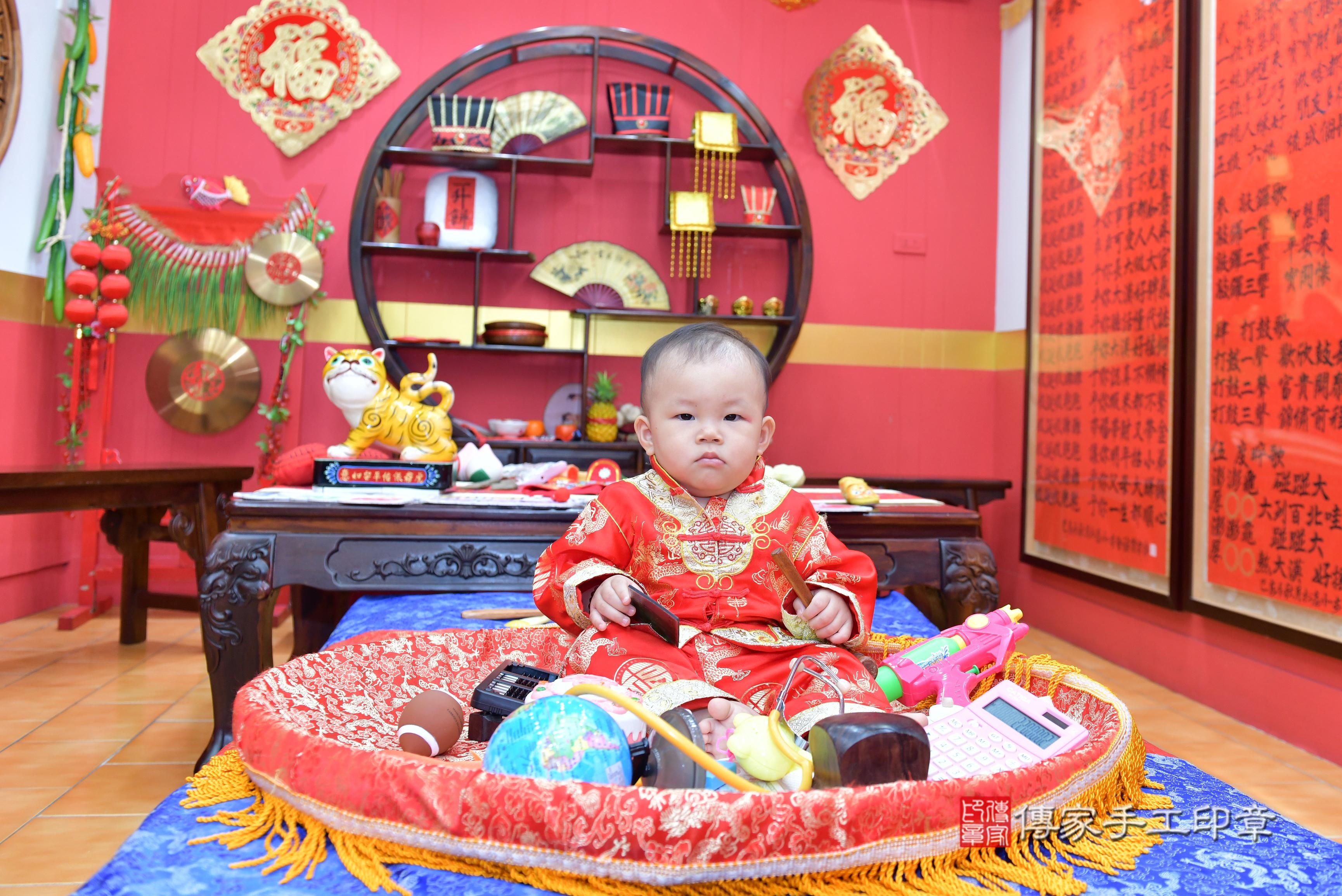 傳家手工印章桃園店、抓周、度脺、美式風會場、傳家嬰兒古禮、吉祥話、抓周道具物品24種、拍照。抓周證書。寶寶抓周、滿周歲、生日快樂、祝福 傳家手工印章桃園店、抓周、度脺、美式風會場、傳家嬰兒古禮、吉祥話、抓周道具物品24種、拍照。抓周證書。寶寶抓周、滿周歲、生日快樂、祝福