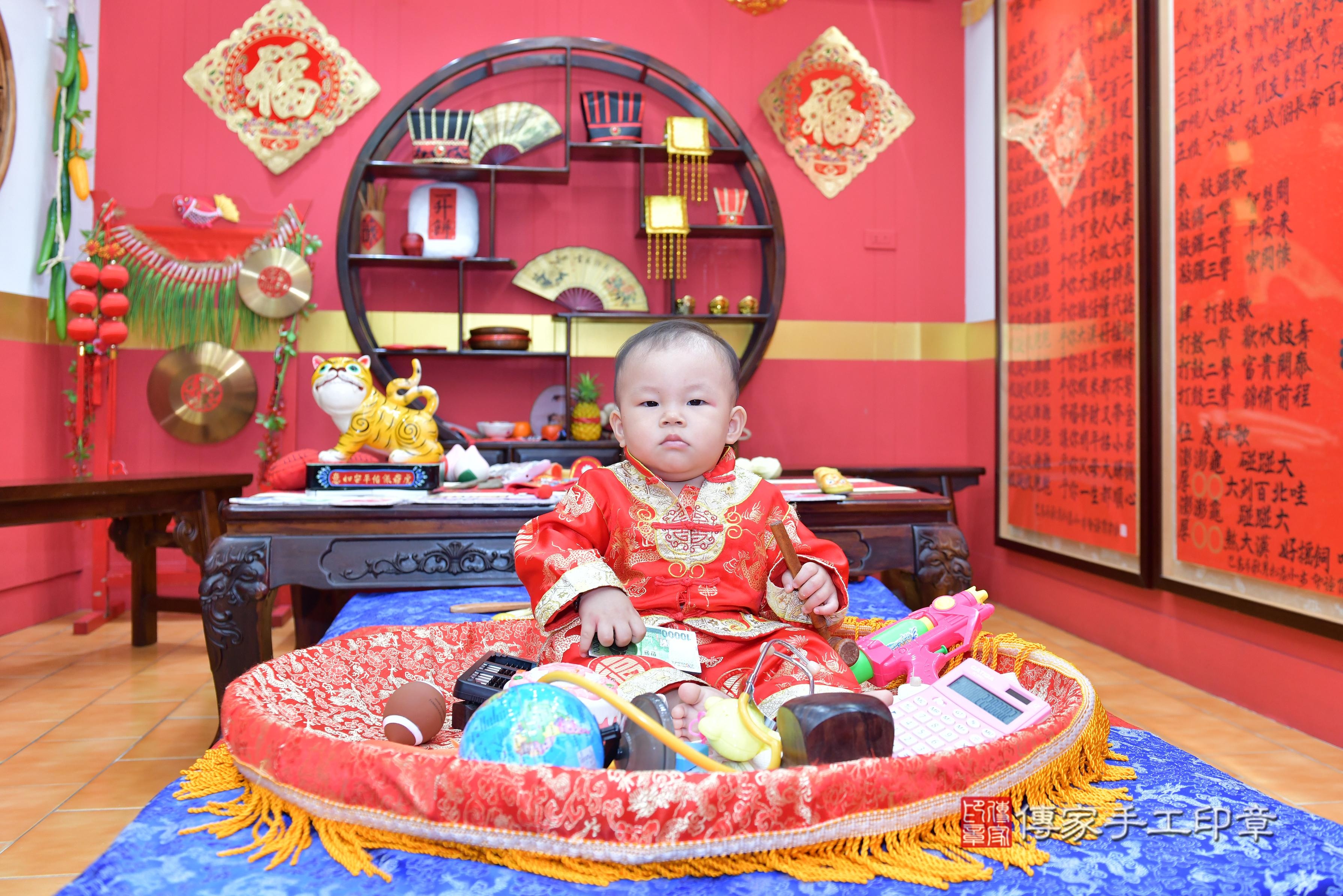 傳家手工印章桃園店、抓周、度脺、美式風會場、傳家嬰兒古禮、吉祥話、抓周道具物品24種、拍照。抓周證書。寶寶抓周、滿周歲、生日快樂、祝福 傳家手工印章桃園店、抓周、度脺、美式風會場、傳家嬰兒古禮、吉祥話、抓周道具物品24種、拍照。抓周證書。寶寶抓周、滿周歲、生日快樂、祝福