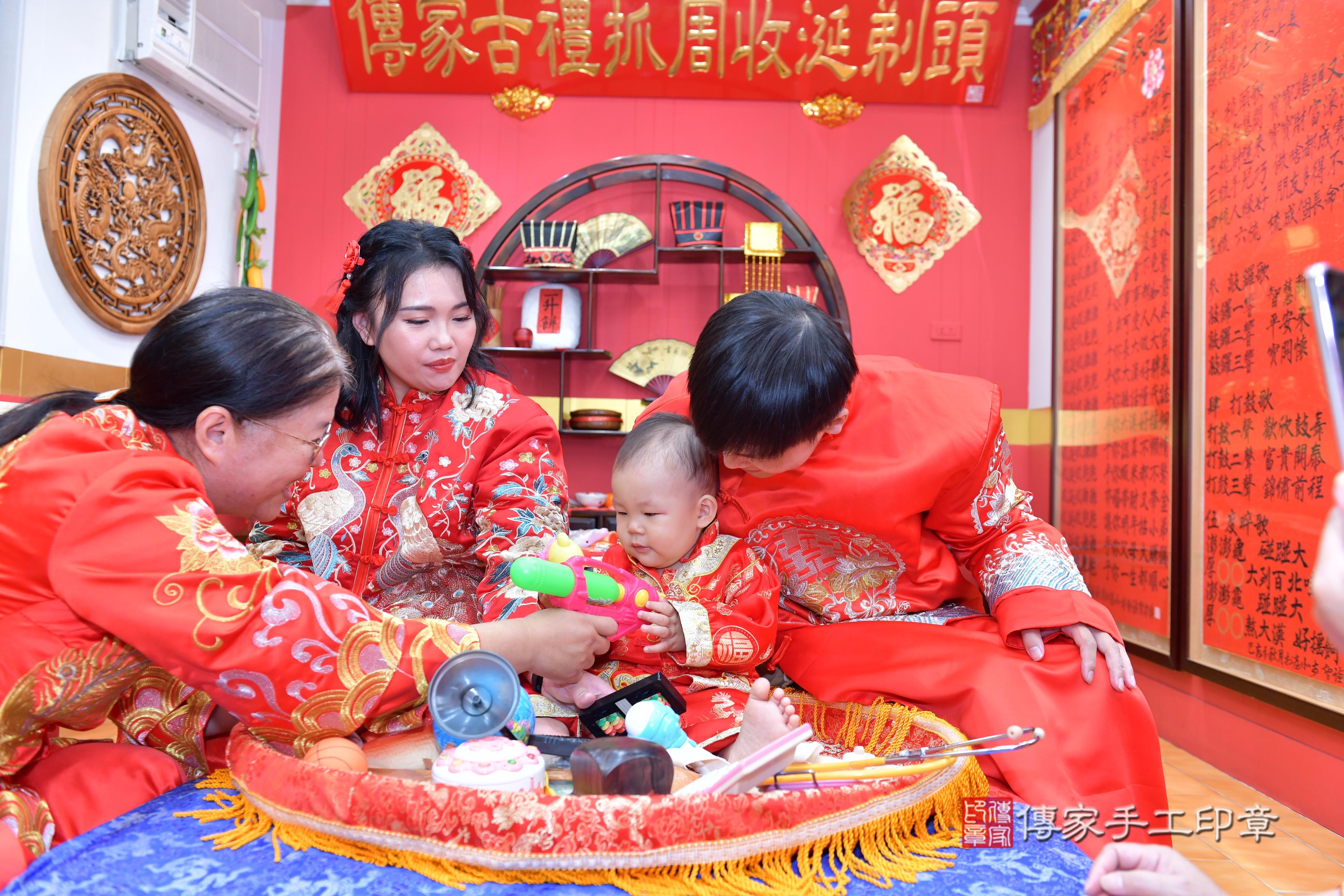 傳家手工印章桃園店、抓周、度脺、美式風會場、傳家嬰兒古禮、吉祥話、抓周道具物品24種、拍照。抓周證書。寶寶抓周、滿周歲、生日快樂、祝福 傳家手工印章桃園店、抓周、度脺、美式風會場、傳家嬰兒古禮、吉祥話、抓周道具物品24種、拍照。抓周證書。寶寶抓周、滿周歲、生日快樂、祝福