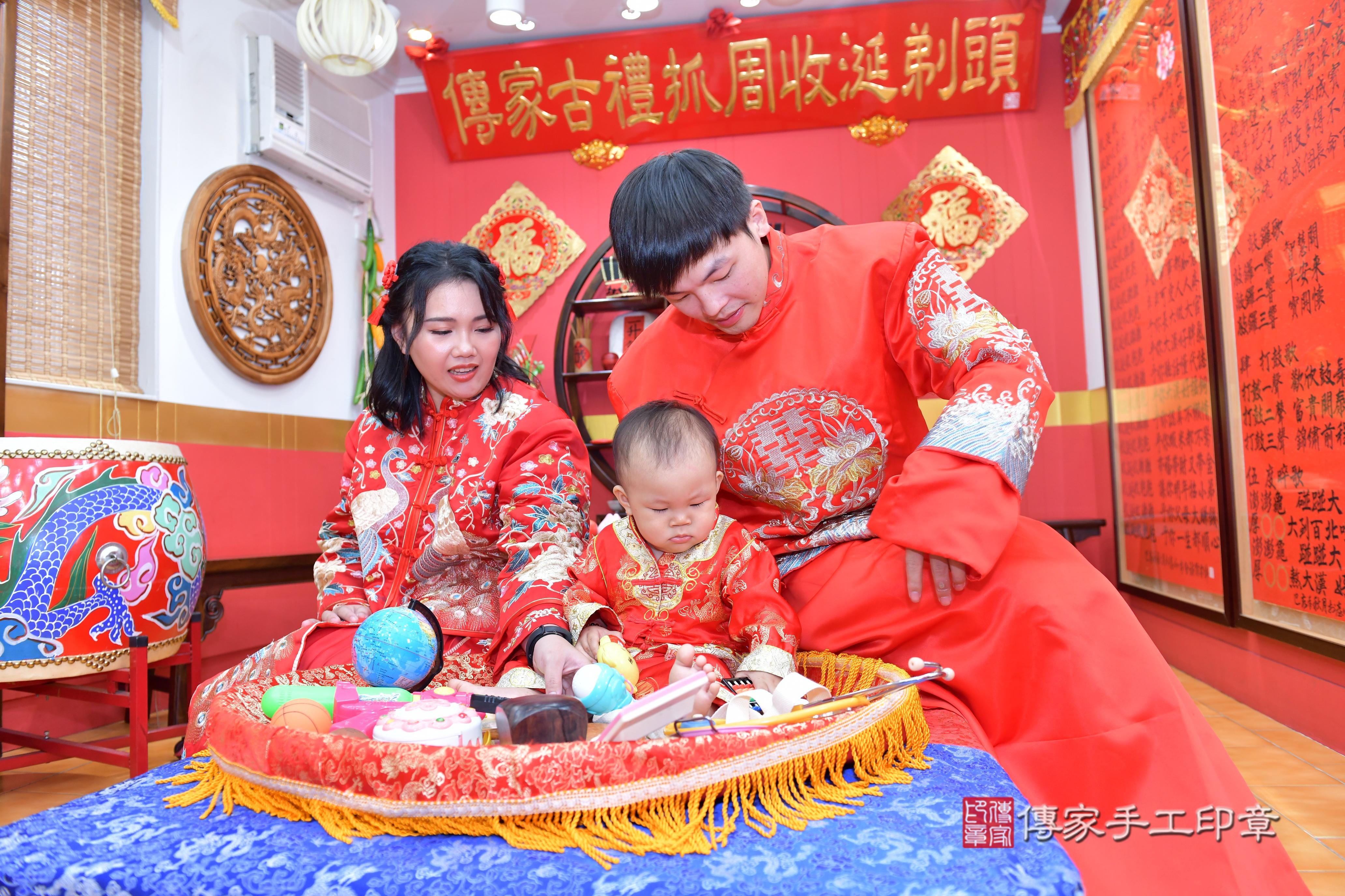 傳家手工印章桃園店、抓周、度脺、美式風會場、傳家嬰兒古禮、吉祥話、抓周道具物品24種、拍照。抓周證書。寶寶抓周、滿周歲、生日快樂、祝福 傳家手工印章桃園店、抓周、度脺、美式風會場、傳家嬰兒古禮、吉祥話、抓周道具物品24種、拍照。抓周證書。寶寶抓周、滿周歲、生日快樂、祝福