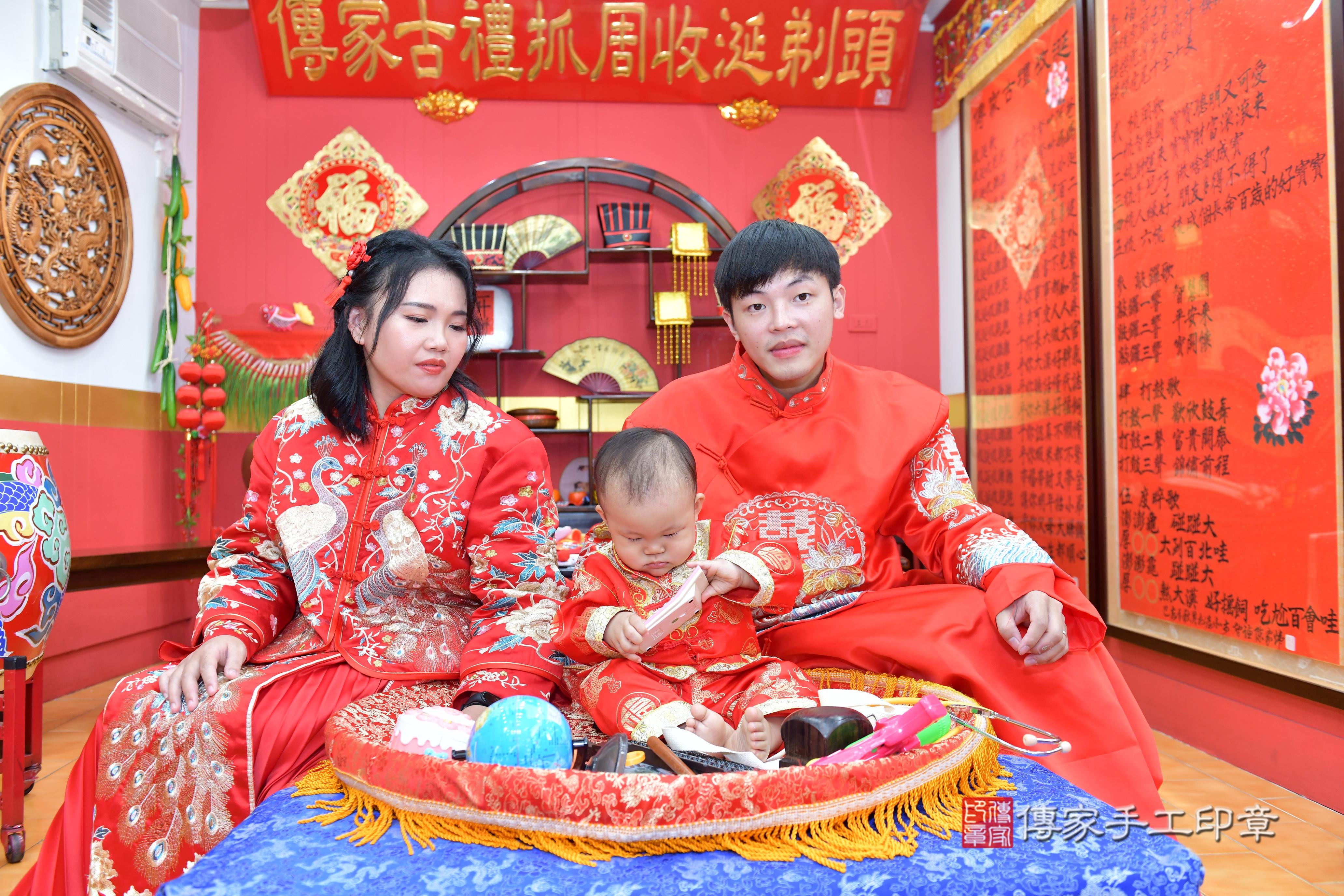 傳家手工印章桃園店、抓周、度脺、美式風會場、傳家嬰兒古禮、吉祥話、抓周道具物品24種、拍照。抓周證書。寶寶抓周、滿周歲、生日快樂、祝福 傳家手工印章桃園店、抓周、度脺、美式風會場、傳家嬰兒古禮、吉祥話、抓周道具物品24種、拍照。抓周證書。寶寶抓周、滿周歲、生日快樂、祝福