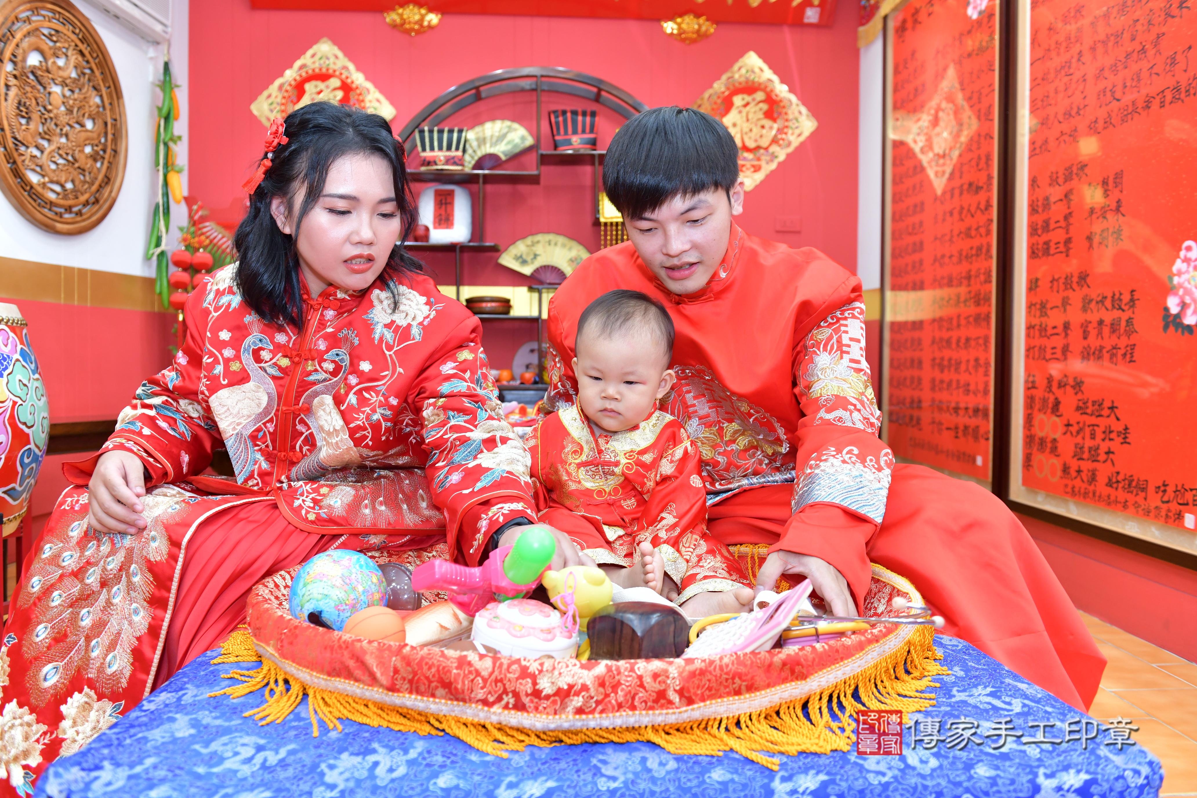 傳家手工印章桃園店、抓周、度脺、美式風會場、傳家嬰兒古禮、吉祥話、抓周道具物品24種、拍照。抓周證書。寶寶抓周、滿周歲、生日快樂、祝福 傳家手工印章桃園店、抓周、度脺、美式風會場、傳家嬰兒古禮、吉祥話、抓周道具物品24種、拍照。抓周證書。寶寶抓周、滿周歲、生日快樂、祝福