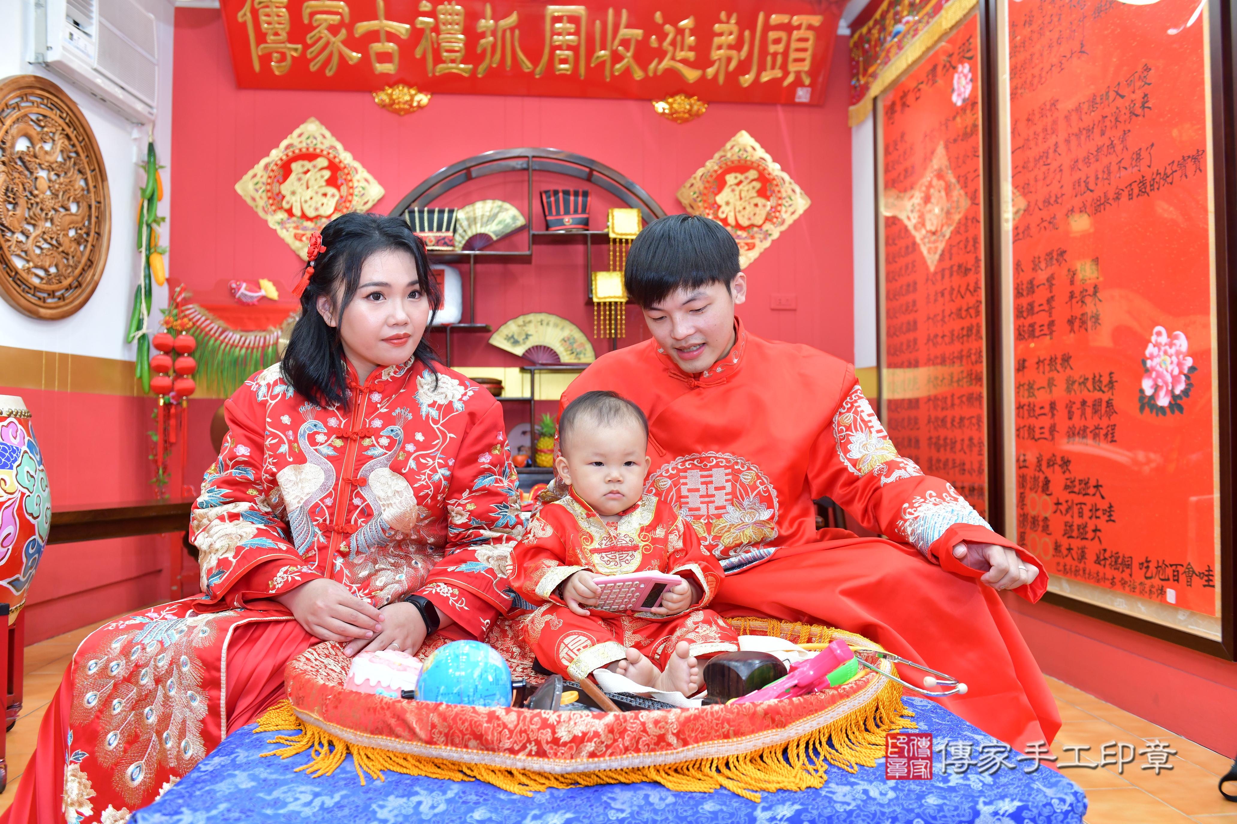 傳家手工印章桃園店、抓周、度脺、美式風會場、傳家嬰兒古禮、吉祥話、抓周道具物品24種、拍照。抓周證書。寶寶抓周、滿周歲、生日快樂、祝福 傳家手工印章桃園店、抓周、度脺、美式風會場、傳家嬰兒古禮、吉祥話、抓周道具物品24種、拍照。抓周證書。寶寶抓周、滿周歲、生日快樂、祝福