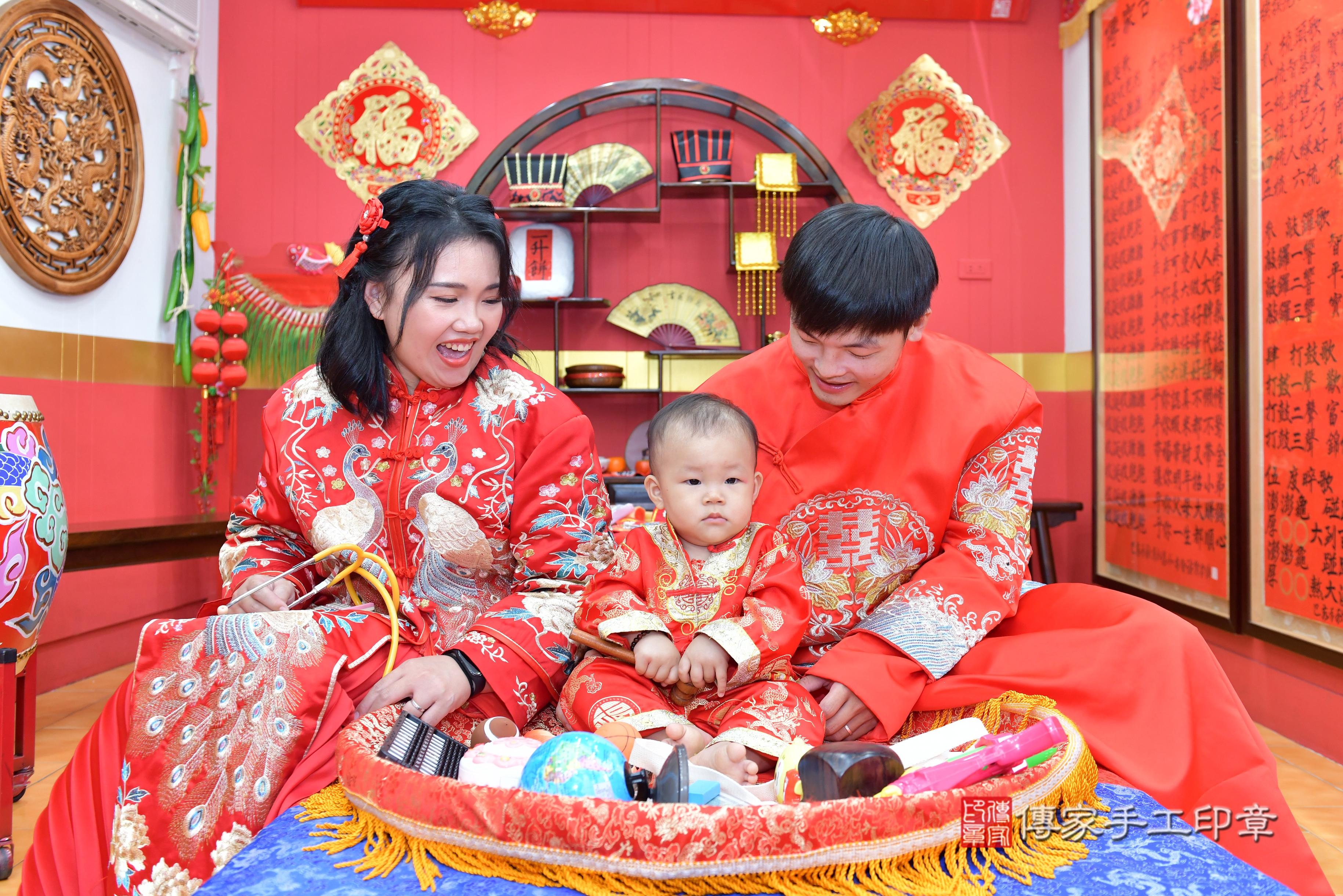 傳家手工印章桃園店、抓周、度脺、美式風會場、傳家嬰兒古禮、吉祥話、抓周道具物品24種、拍照。抓周證書。寶寶抓周、滿周歲、生日快樂、祝福 傳家手工印章桃園店、抓周、度脺、美式風會場、傳家嬰兒古禮、吉祥話、抓周道具物品24種、拍照。抓周證書。寶寶抓周、滿周歲、生日快樂、祝福