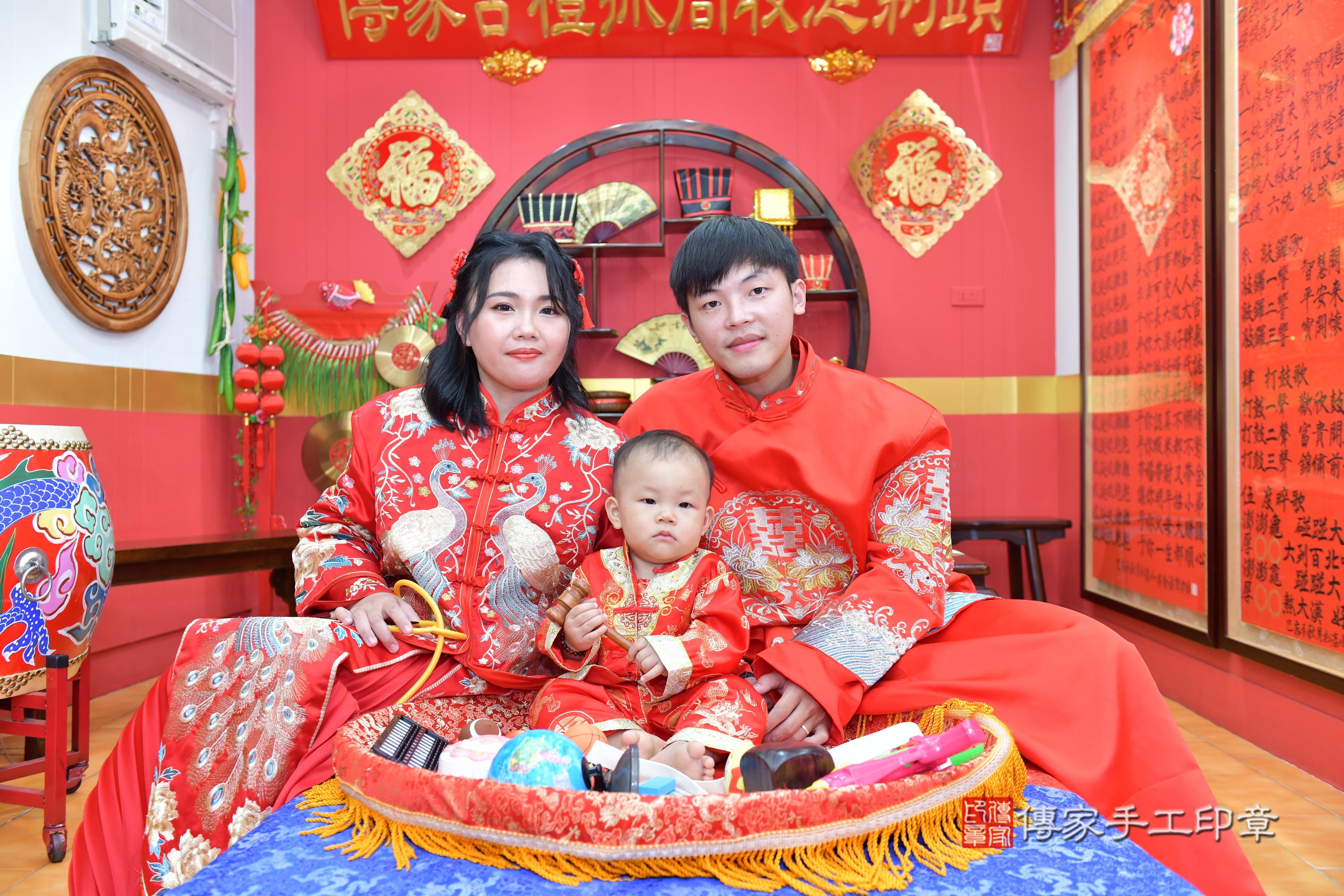 傳家手工印章桃園店、抓周、度脺、美式風會場、傳家嬰兒古禮、吉祥話、抓周道具物品24種、拍照。抓周證書。寶寶抓周、滿周歲、生日快樂、祝福 傳家手工印章桃園店、抓周、度脺、美式風會場、傳家嬰兒古禮、吉祥話、抓周道具物品24種、拍照。抓周證書。寶寶抓周、滿周歲、生日快樂、祝福