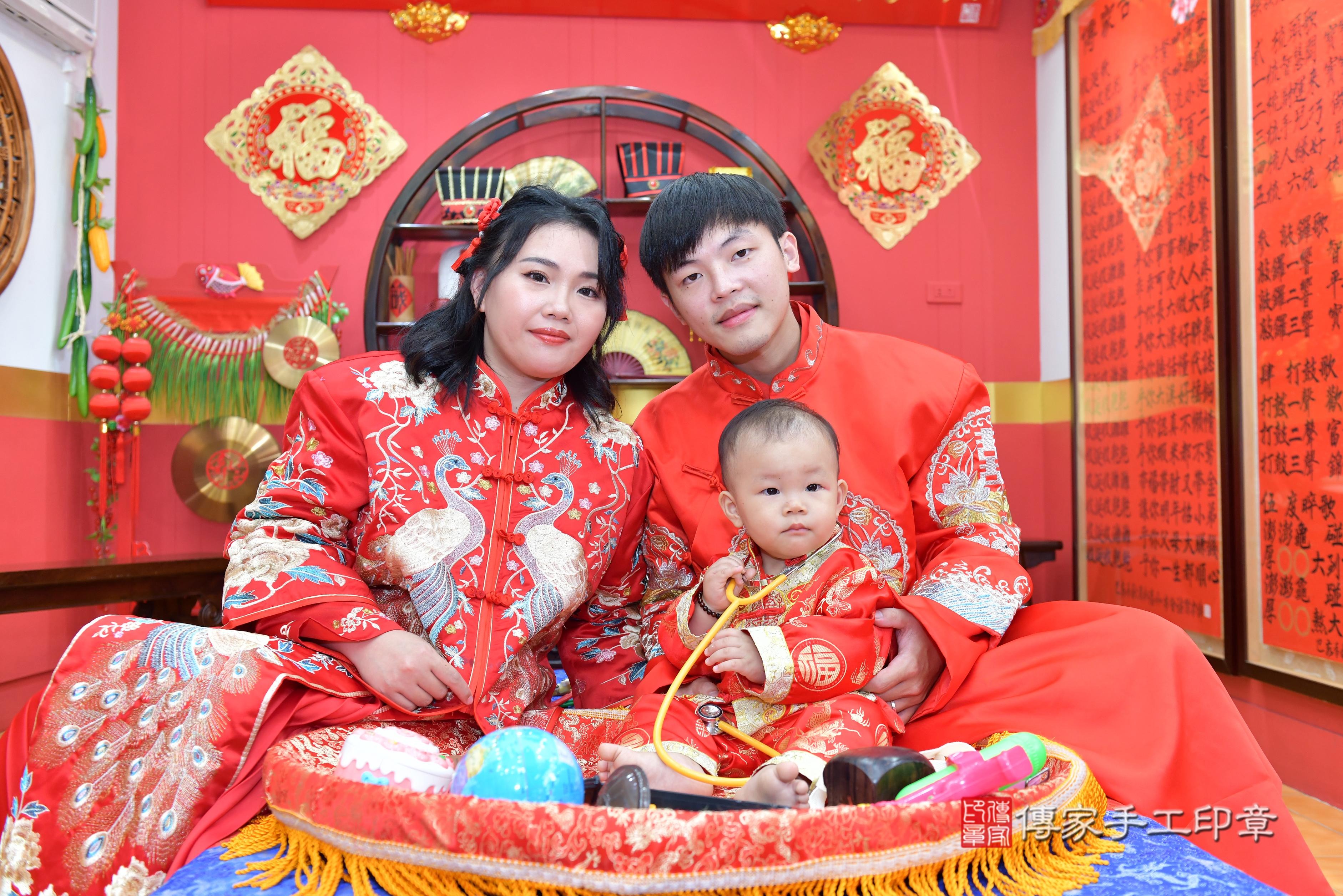 傳家手工印章桃園店、抓周、度脺、美式風會場、傳家嬰兒古禮、吉祥話、抓周道具物品24種、拍照。抓周證書。寶寶抓周、滿周歲、生日快樂、祝福 傳家手工印章桃園店、抓周、度脺、美式風會場、傳家嬰兒古禮、吉祥話、抓周道具物品24種、拍照。抓周證書。寶寶抓周、滿周歲、生日快樂、祝福