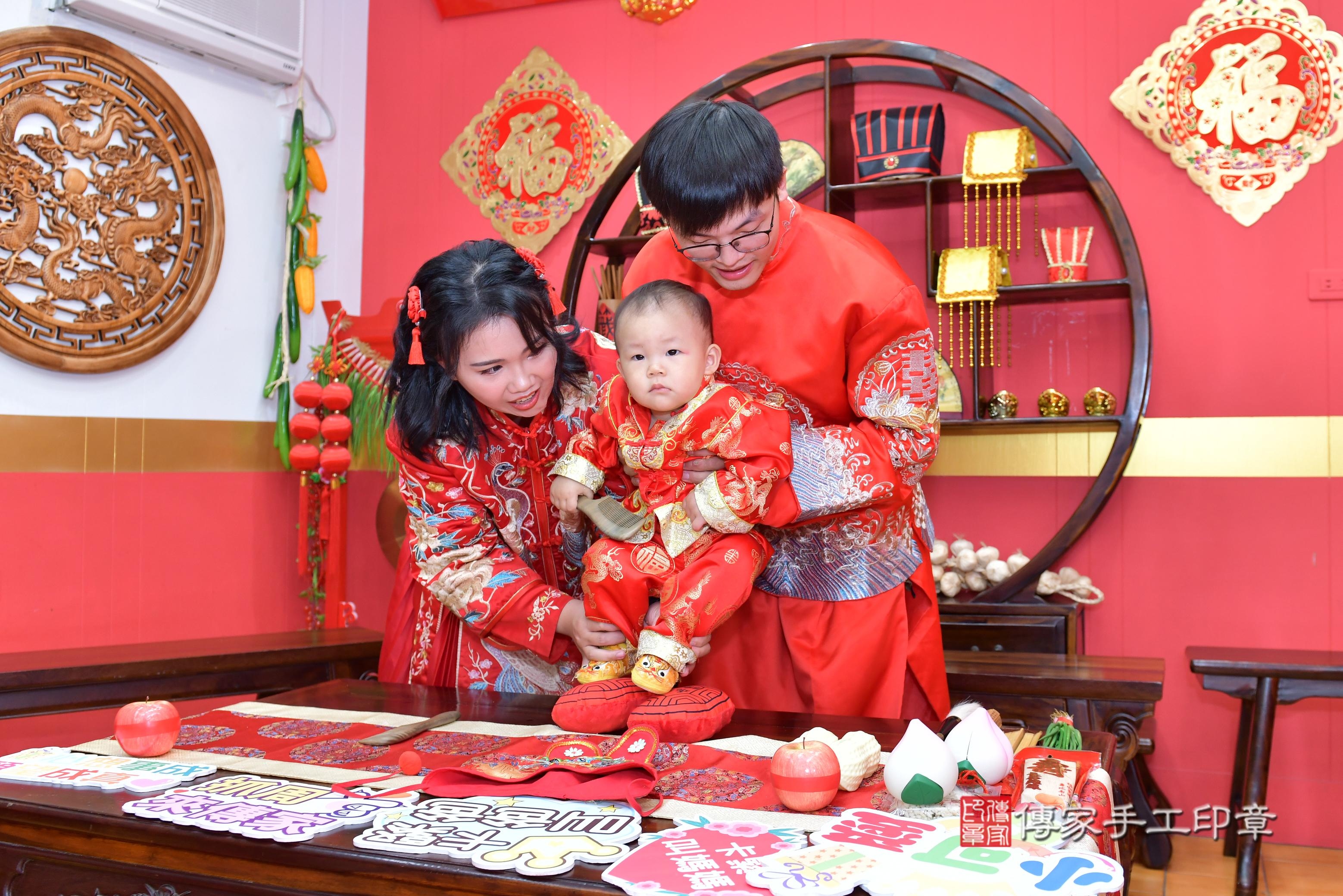 傳家手工印章桃園店、抓周、度脺、美式風會場、傳家嬰兒古禮、吉祥話、抓周道具物品24種、拍照。抓周證書。寶寶抓周、滿周歲、生日快樂、祝福 傳家手工印章桃園店、抓周、度脺、美式風會場、傳家嬰兒古禮、吉祥話、抓周道具物品24種、拍照。抓周證書。寶寶抓周、滿周歲、生日快樂、祝福