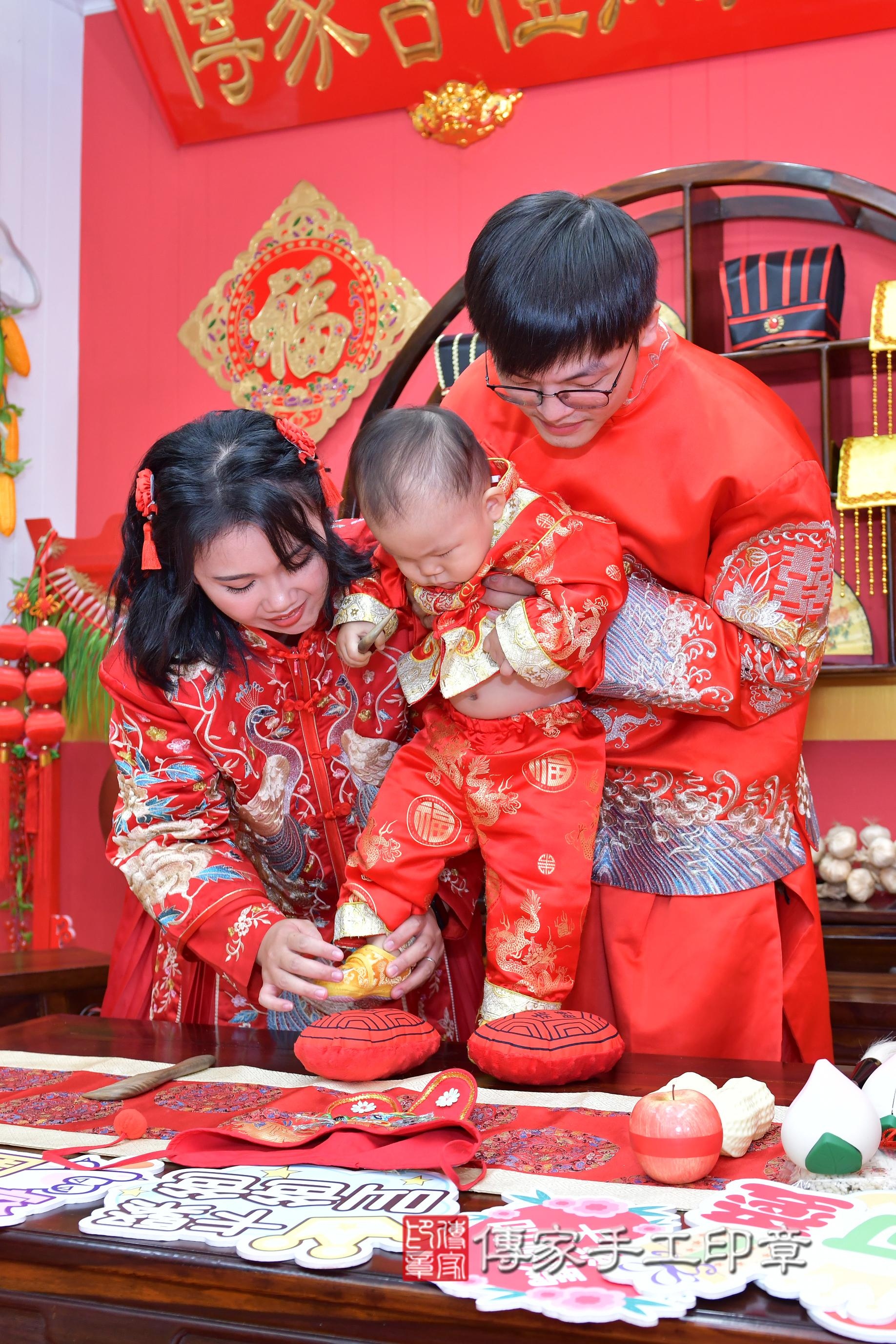 傳家手工印章桃園店、抓周、度脺、美式風會場、傳家嬰兒古禮、吉祥話、抓周道具物品24種、拍照。抓周證書。寶寶抓周、滿周歲、生日快樂、祝福 傳家手工印章桃園店、抓周、度脺、美式風會場、傳家嬰兒古禮、吉祥話、抓周道具物品24種、拍照。抓周證書。寶寶抓周、滿周歲、生日快樂、祝福