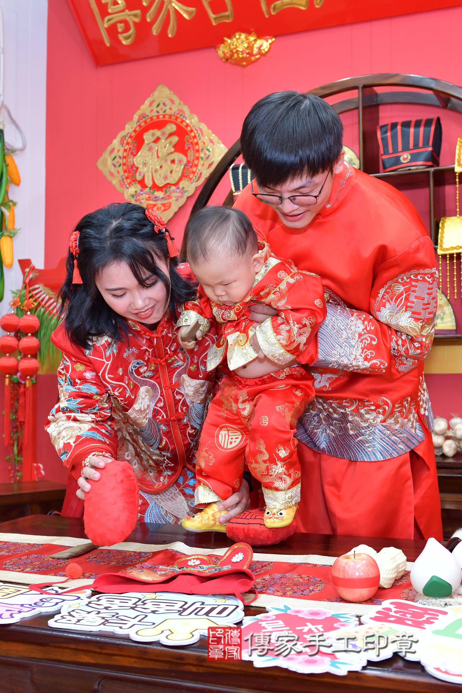 傳家手工印章桃園店、抓周、度脺、美式風會場、傳家嬰兒古禮、吉祥話、抓周道具物品24種、拍照。抓周證書。寶寶抓周、滿周歲、生日快樂、祝福 傳家手工印章桃園店、抓周、度脺、美式風會場、傳家嬰兒古禮、吉祥話、抓周道具物品24種、拍照。抓周證書。寶寶抓周、滿周歲、生日快樂、祝福