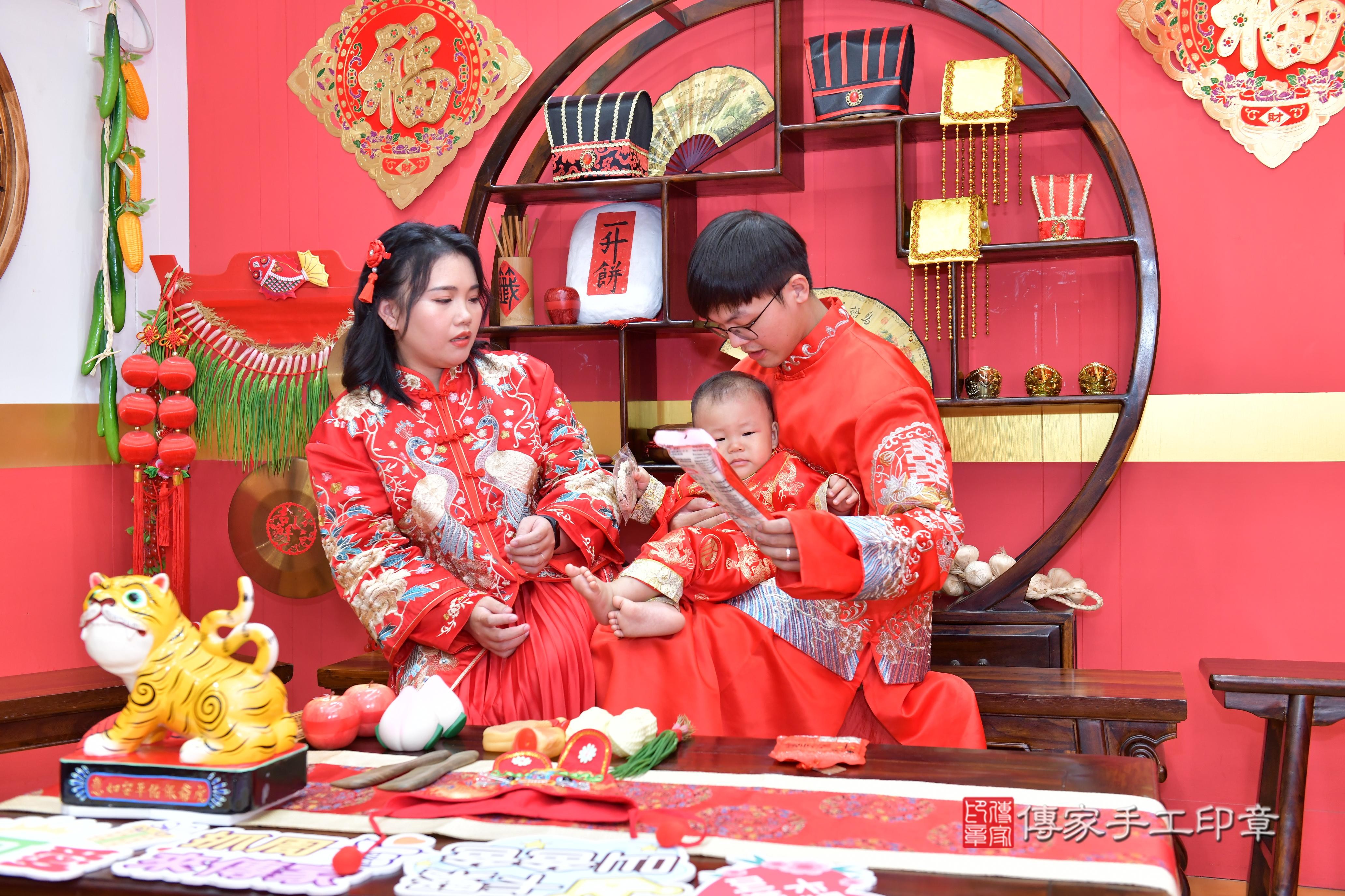 傳家手工印章桃園店、抓周、度脺、美式風會場、傳家嬰兒古禮、吉祥話、抓周道具物品24種、拍照。抓周證書。寶寶抓周、滿周歲、生日快樂、祝福 傳家手工印章桃園店、抓周、度脺、美式風會場、傳家嬰兒古禮、吉祥話、抓周道具物品24種、拍照。抓周證書。寶寶抓周、滿周歲、生日快樂、祝福