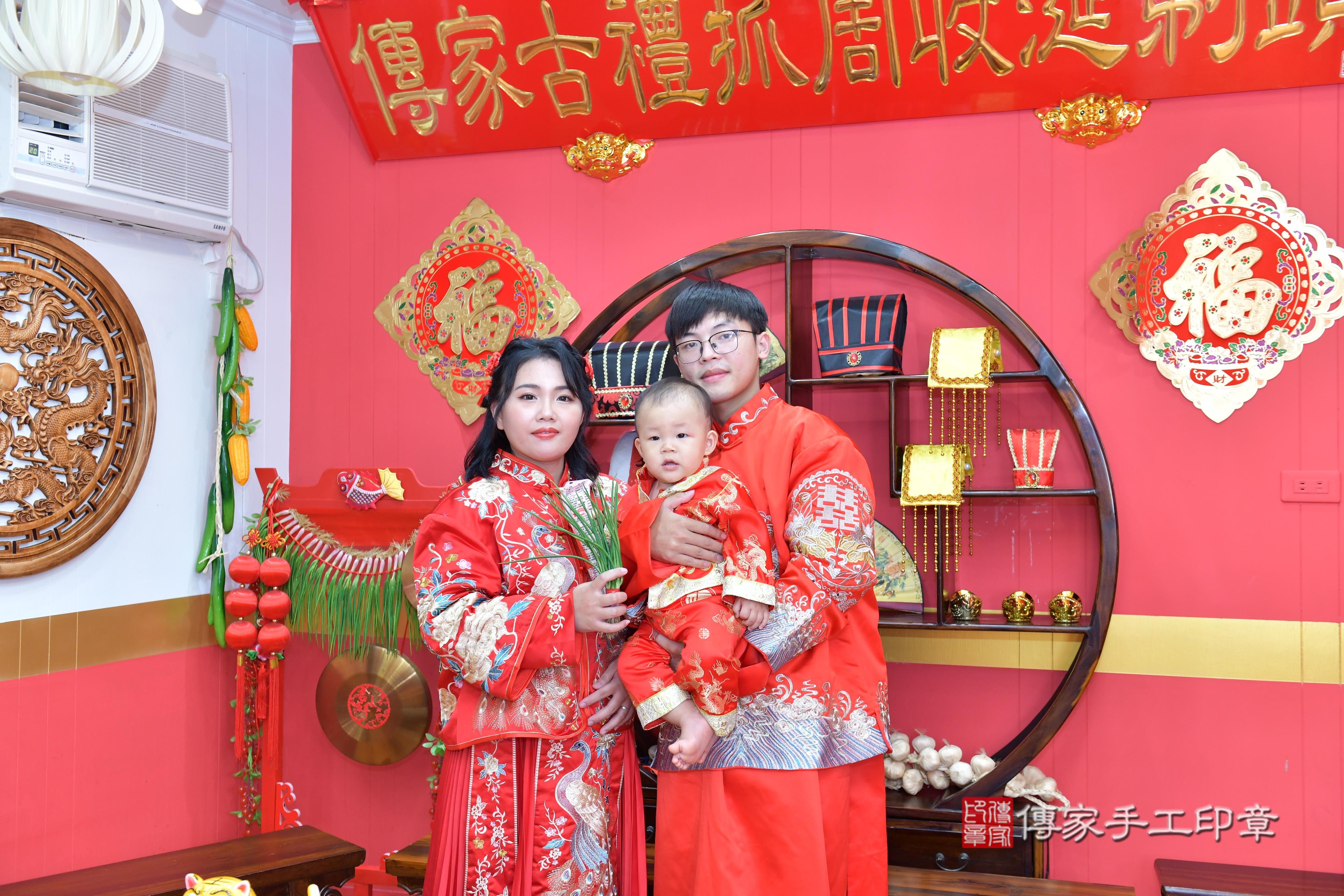 傳家手工印章桃園店、抓周、度脺、美式風會場、傳家嬰兒古禮、吉祥話、抓周道具物品24種、拍照。抓周證書。寶寶抓周、滿周歲、生日快樂、祝福 傳家手工印章桃園店、抓周、度脺、美式風會場、傳家嬰兒古禮、吉祥話、抓周道具物品24種、拍照。抓周證書。寶寶抓周、滿周歲、生日快樂、祝福