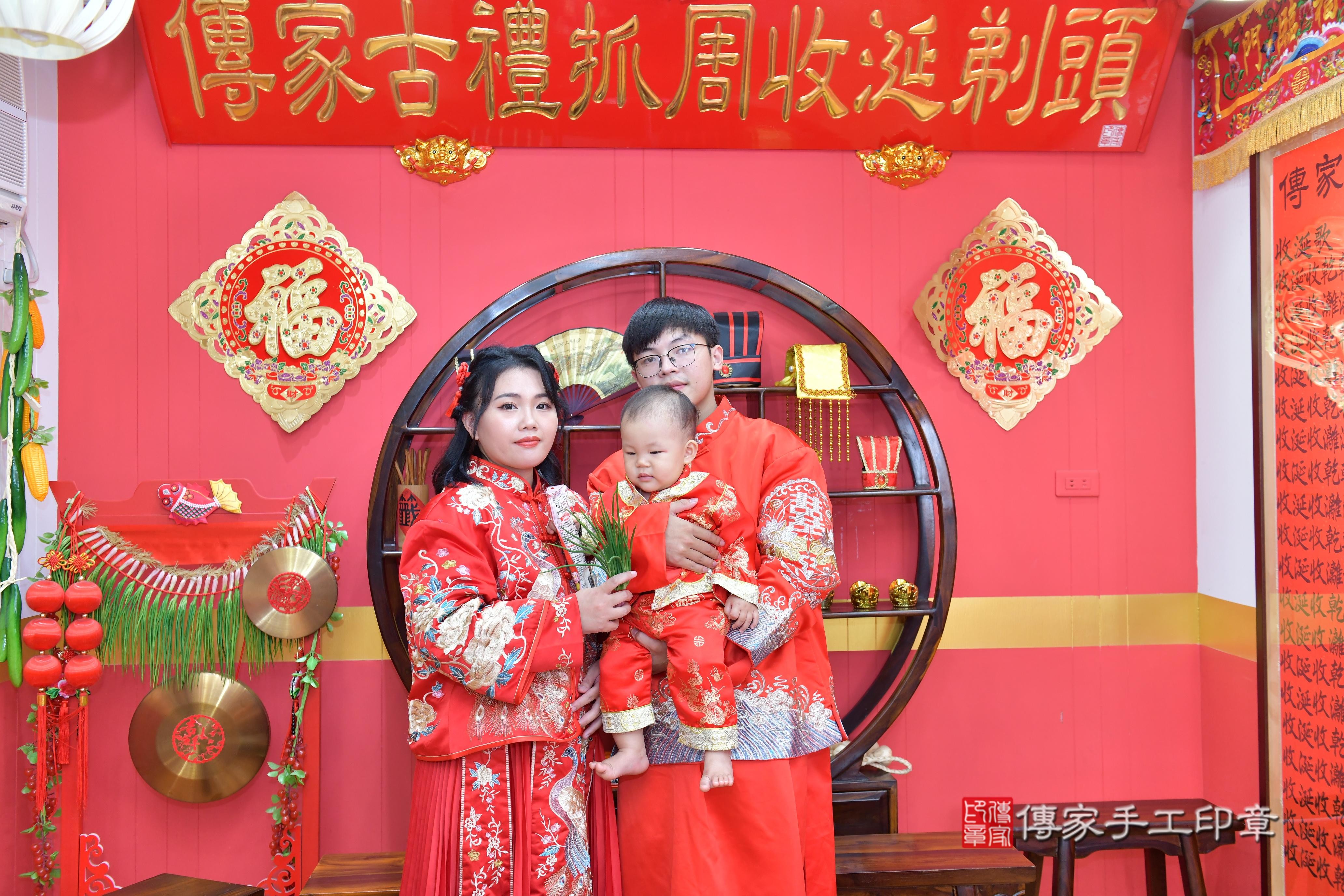 傳家手工印章桃園店、抓周、度脺、美式風會場、傳家嬰兒古禮、吉祥話、抓周道具物品24種、拍照。抓周證書。寶寶抓周、滿周歲、生日快樂、祝福 傳家手工印章桃園店、抓周、度脺、美式風會場、傳家嬰兒古禮、吉祥話、抓周道具物品24種、拍照。抓周證書。寶寶抓周、滿周歲、生日快樂、祝福