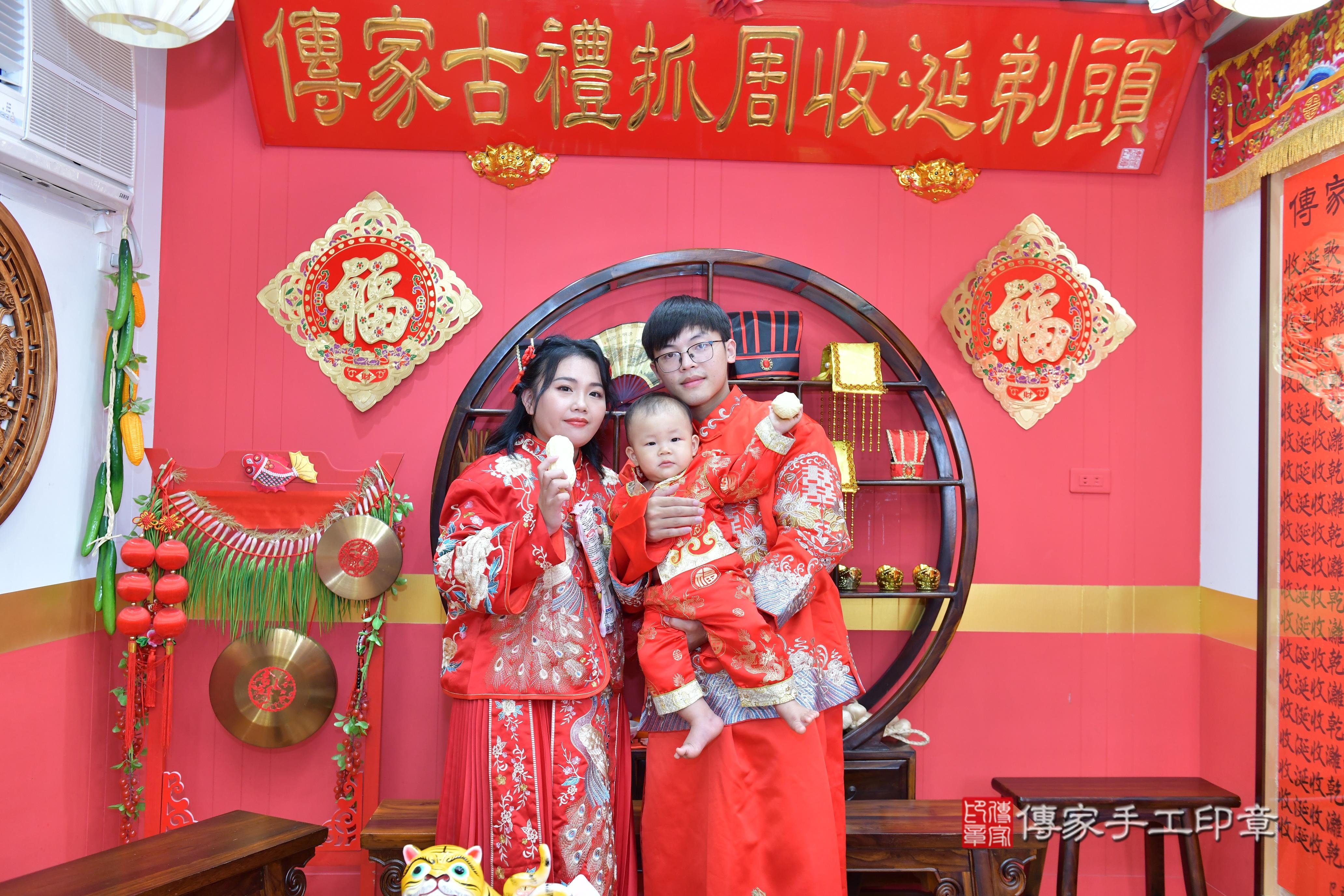 傳家手工印章桃園店、抓周、度脺、美式風會場、傳家嬰兒古禮、吉祥話、抓周道具物品24種、拍照。抓周證書。寶寶抓周、滿周歲、生日快樂、祝福 傳家手工印章桃園店、抓周、度脺、美式風會場、傳家嬰兒古禮、吉祥話、抓周道具物品24種、拍照。抓周證書。寶寶抓周、滿周歲、生日快樂、祝福