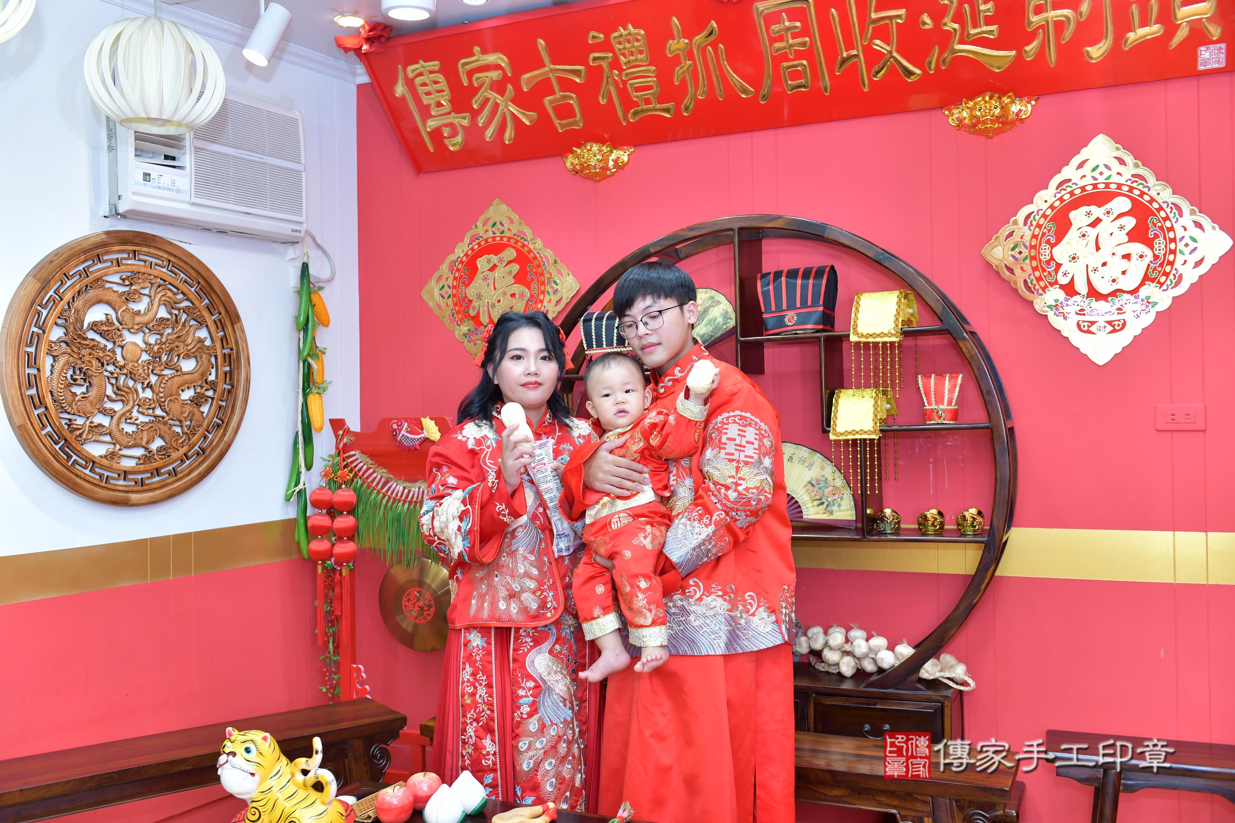 傳家手工印章桃園店、抓周、度脺、美式風會場、傳家嬰兒古禮、吉祥話、抓周道具物品24種、拍照。抓周證書。寶寶抓周、滿周歲、生日快樂、祝福 傳家手工印章桃園店、抓周、度脺、美式風會場、傳家嬰兒古禮、吉祥話、抓周道具物品24種、拍照。抓周證書。寶寶抓周、滿周歲、生日快樂、祝福