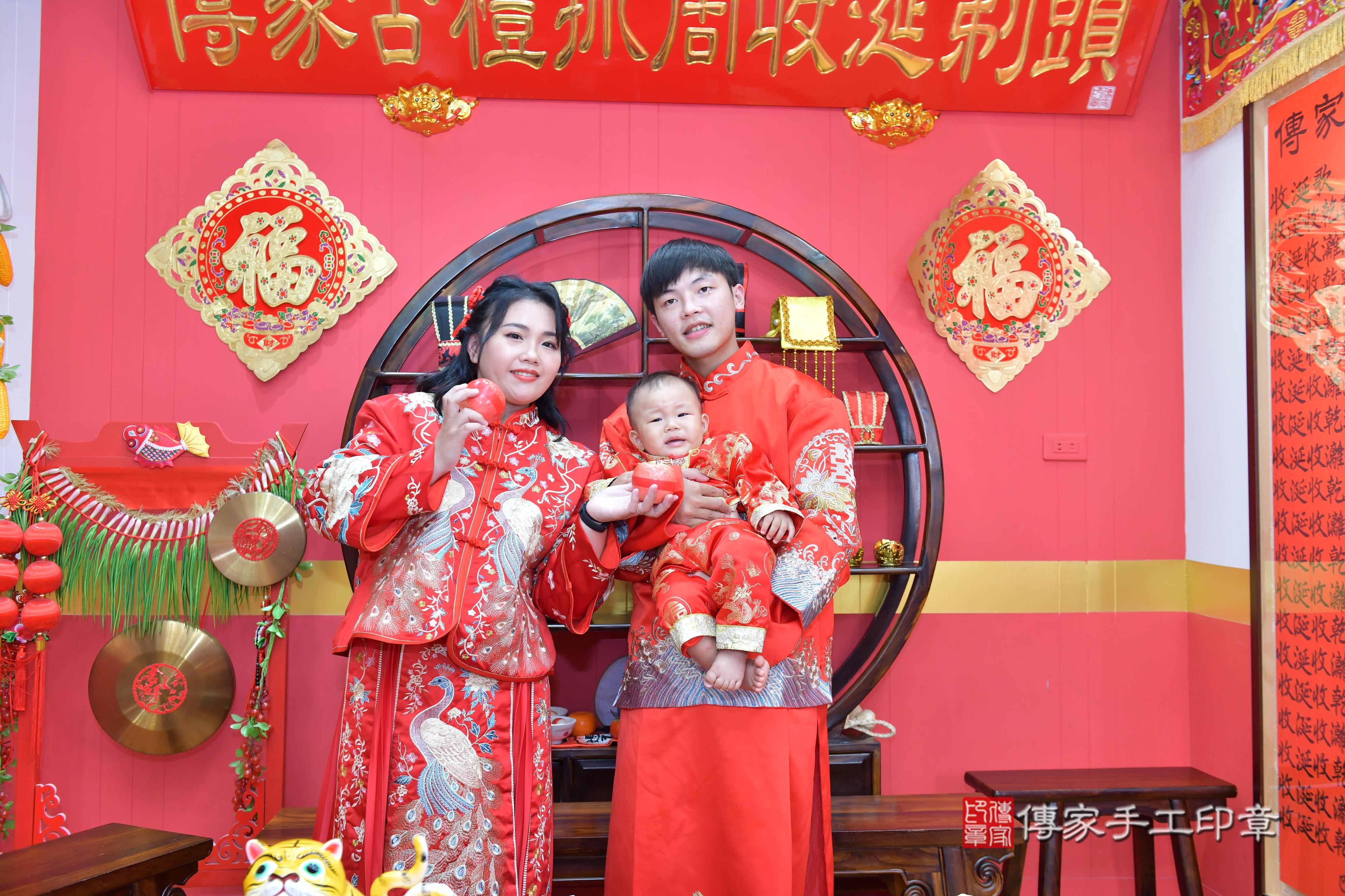 傳家手工印章桃園店、抓周、度脺、美式風會場、傳家嬰兒古禮、吉祥話、抓周道具物品24種、拍照。抓周證書。寶寶抓周、滿周歲、生日快樂、祝福 傳家手工印章桃園店、抓周、度脺、美式風會場、傳家嬰兒古禮、吉祥話、抓周道具物品24種、拍照。抓周證書。寶寶抓周、滿周歲、生日快樂、祝福