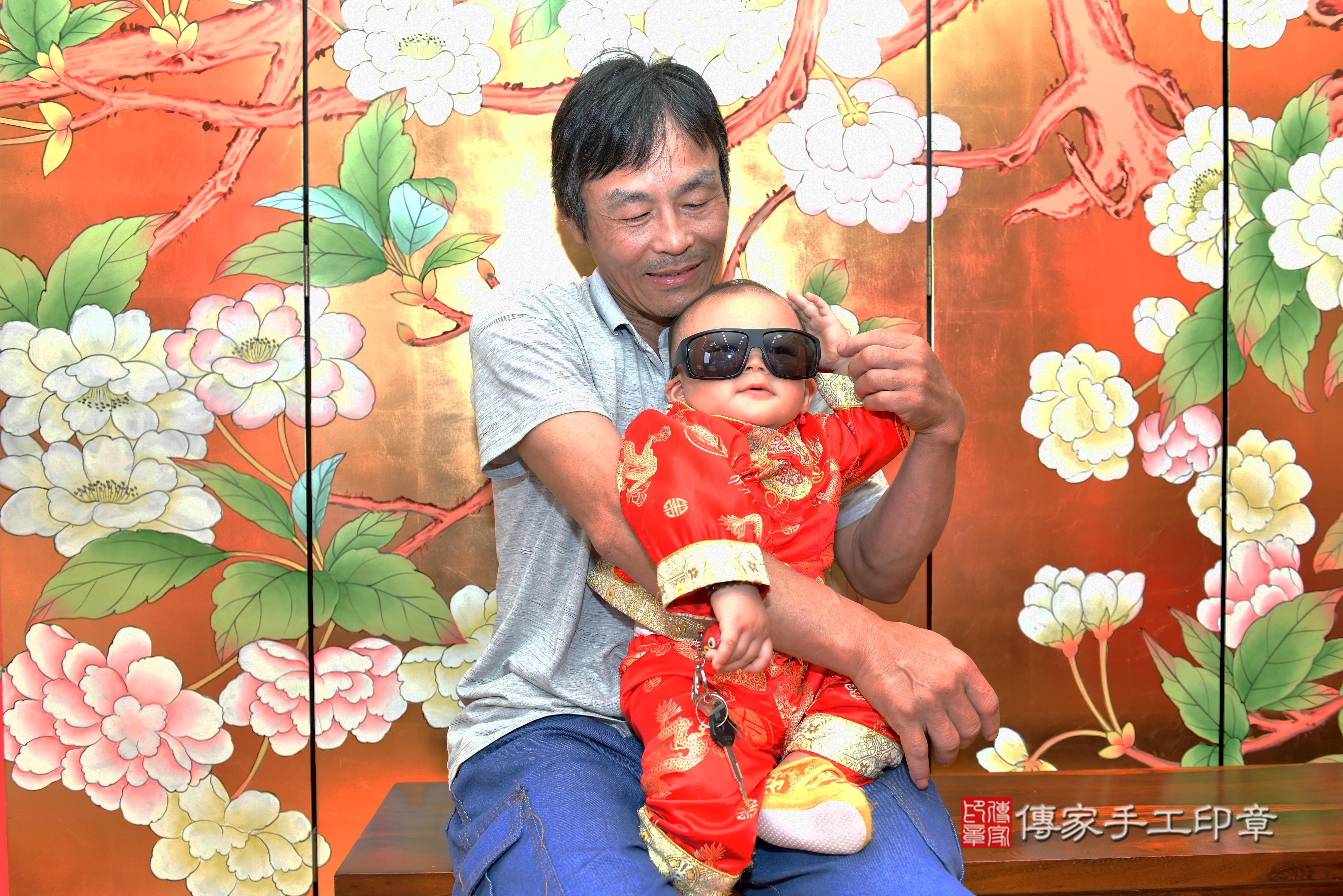 傳家手工印章桃園店、抓周、度脺、美式風會場、傳家嬰兒古禮、吉祥話、抓周道具物品24種、拍照。抓周證書。寶寶抓周、滿周歲、生日快樂、祝福 傳家手工印章桃園店、抓周、度脺、美式風會場、傳家嬰兒古禮、吉祥話、抓周道具物品24種、拍照。抓周證書。寶寶抓周、滿周歲、生日快樂、祝福