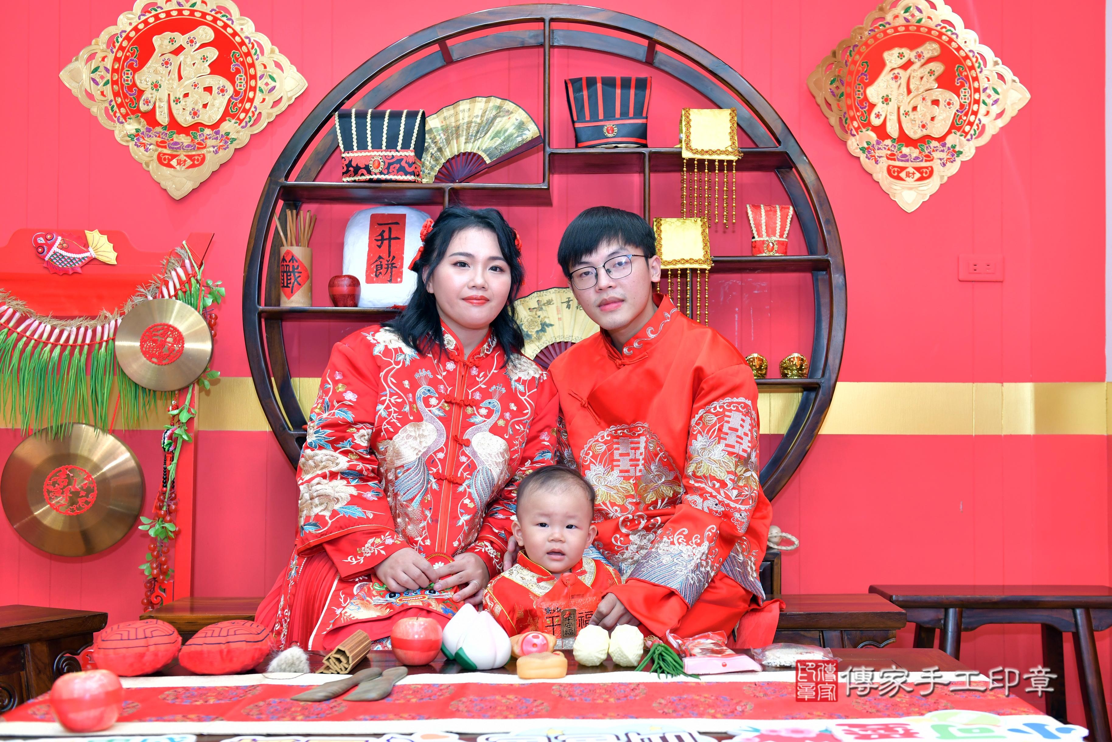 傳家手工印章桃園店、抓周、度脺、美式風會場、傳家嬰兒古禮、吉祥話、抓周道具物品24種、拍照。抓周證書。寶寶抓周、滿周歲、生日快樂、祝福 傳家手工印章桃園店、抓周、度脺、美式風會場、傳家嬰兒古禮、吉祥話、抓周道具物品24種、拍照。抓周證書。寶寶抓周、滿周歲、生日快樂、祝福