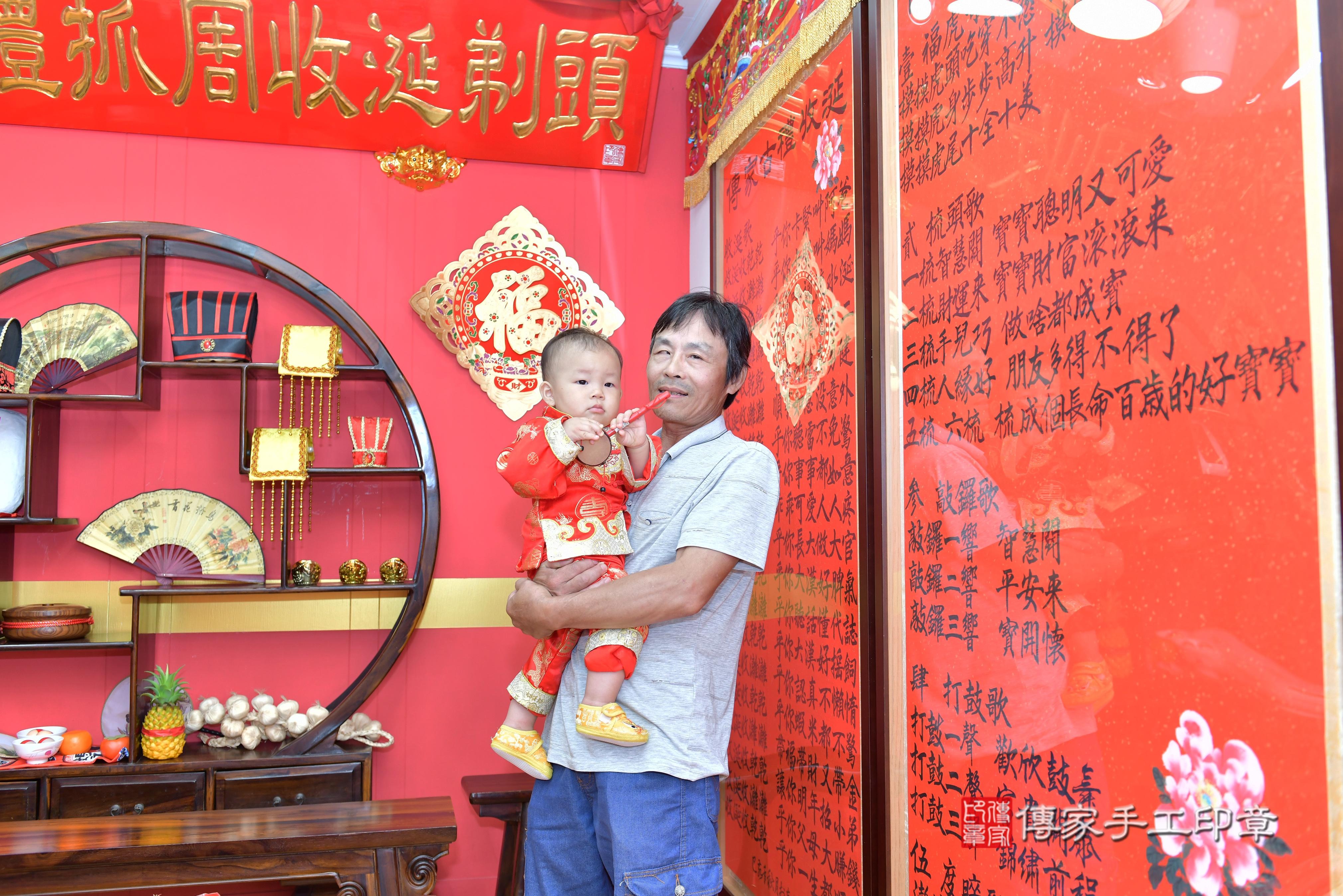 傳家手工印章桃園店、抓周、度脺、美式風會場、傳家嬰兒古禮、吉祥話、抓周道具物品24種、拍照。抓周證書。寶寶抓周、滿周歲、生日快樂、祝福 傳家手工印章桃園店、抓周、度脺、美式風會場、傳家嬰兒古禮、吉祥話、抓周道具物品24種、拍照。抓周證書。寶寶抓周、滿周歲、生日快樂、祝福