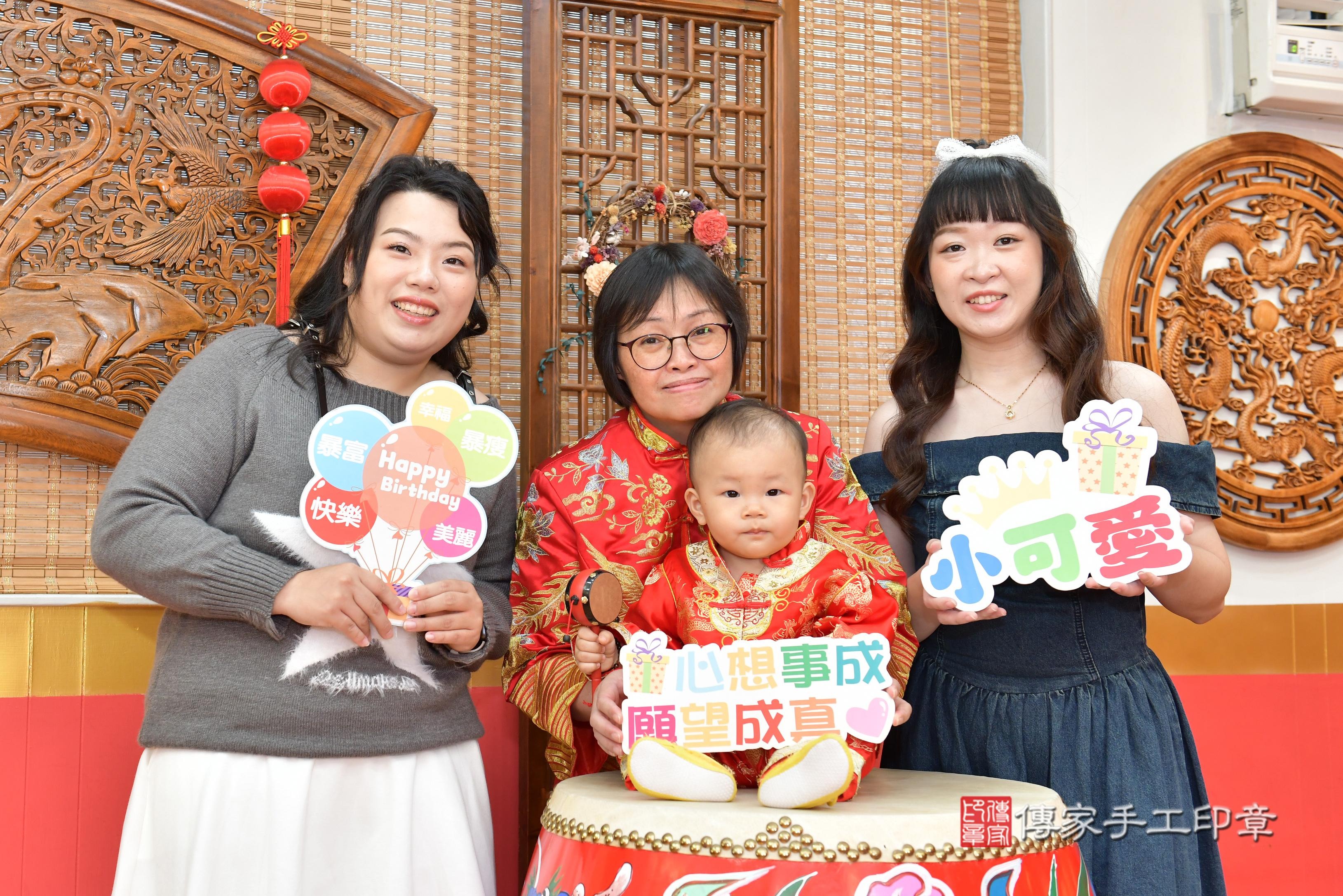 傳家手工印章桃園店、抓周、度脺、美式風會場、傳家嬰兒古禮、吉祥話、抓周道具物品24種、拍照。抓周證書。寶寶抓周、滿周歲、生日快樂、祝福 傳家手工印章桃園店、抓周、度脺、美式風會場、傳家嬰兒古禮、吉祥話、抓周道具物品24種、拍照。抓周證書。寶寶抓周、滿周歲、生日快樂、祝福