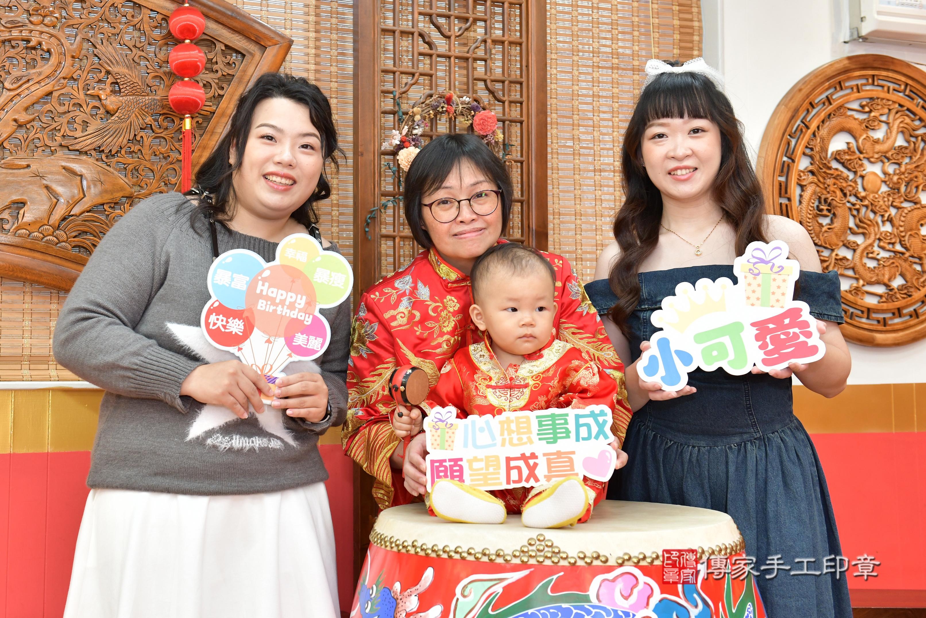 傳家手工印章桃園店、抓周、度脺、美式風會場、傳家嬰兒古禮、吉祥話、抓周道具物品24種、拍照。抓周證書。寶寶抓周、滿周歲、生日快樂、祝福 傳家手工印章桃園店、抓周、度脺、美式風會場、傳家嬰兒古禮、吉祥話、抓周道具物品24種、拍照。抓周證書。寶寶抓周、滿周歲、生日快樂、祝福