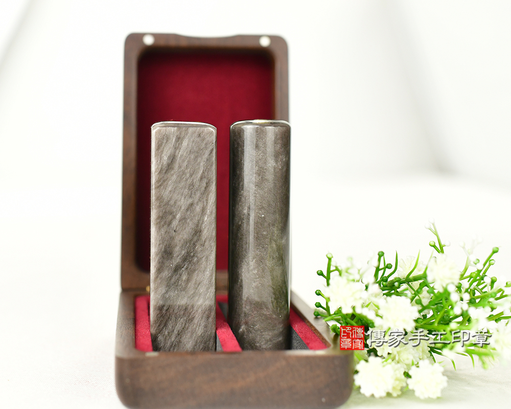 1767338505689423.jpg閃閃發光星河瀑布 銀曜石臍帶印章、胎毛印章、發財章 傳家手工印章台中店115.1.2