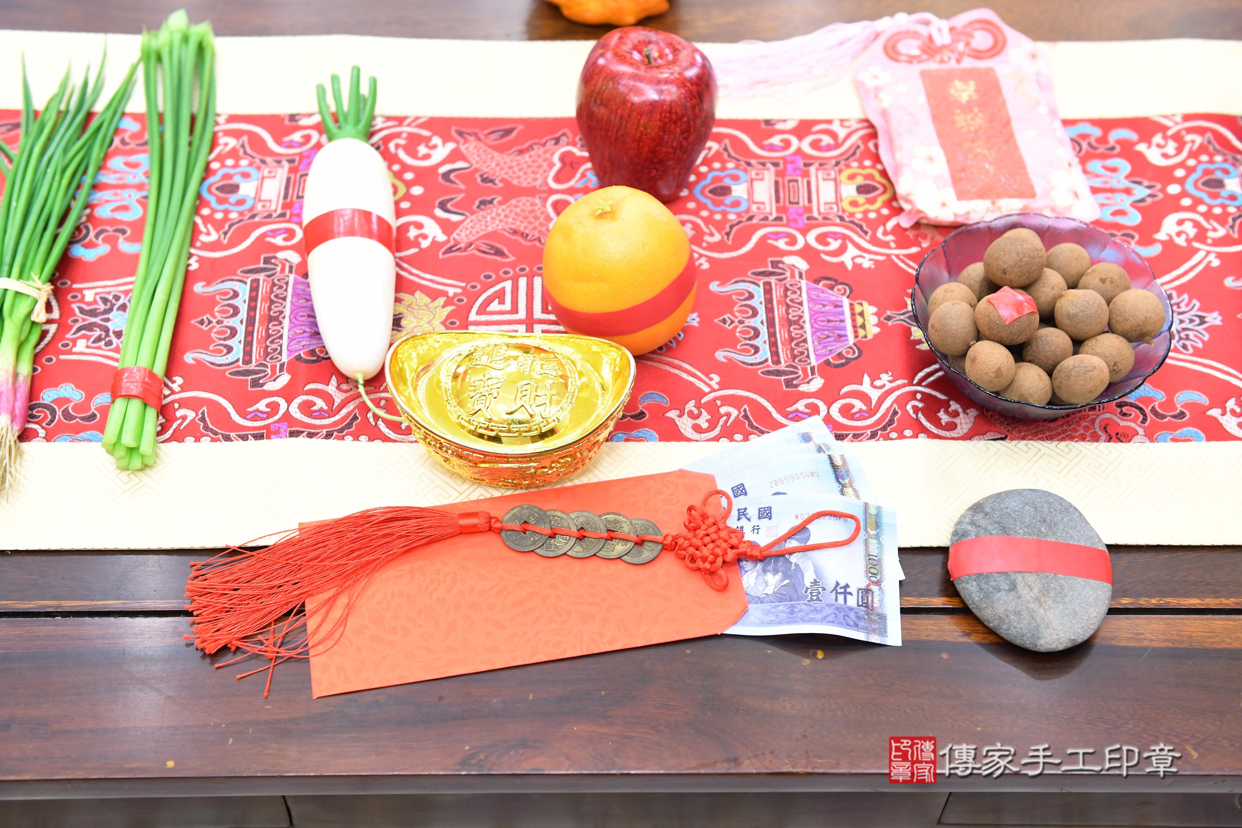 傳家手工印章台南店、抓周、度脺、中國風會場、傳家嬰兒古禮、吉祥話、抓周道具物品24種、拍照。抓周證書。寶寶抓周、滿周歲、生日快樂、祝福 傳家手工印章台南店、抓周、度脺、中國風會場、傳家嬰兒古禮、吉祥話、抓周道具物品24種、拍照。抓周證書。寶寶抓周、滿周歲、生日快樂、祝福