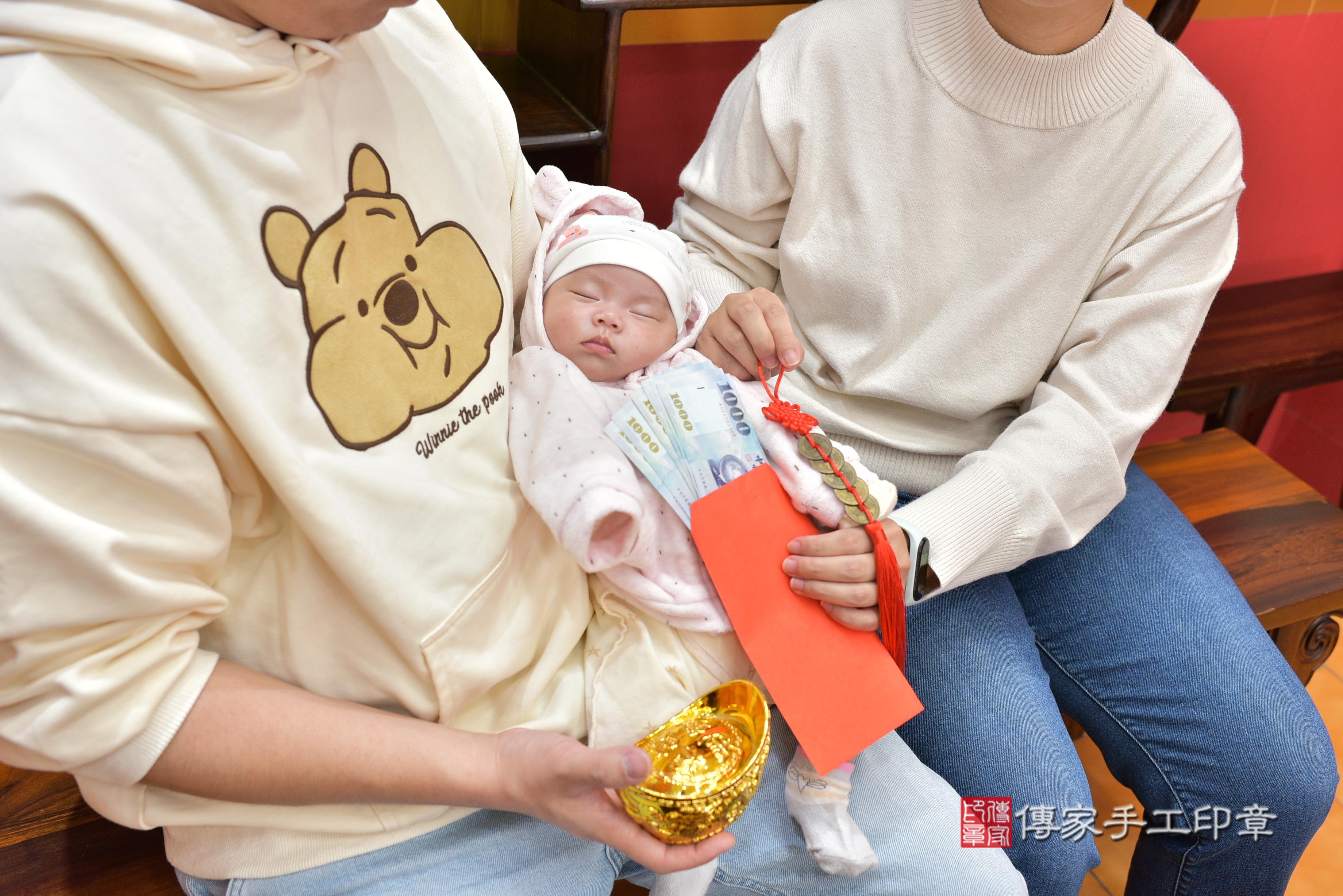 傳家手工印章桃園店、抓周、度脺、中國風會場、傳家嬰兒古禮、吉祥話、抓周道具物品24種、拍照。抓周證書。寶寶抓周、滿周歲、生日快樂、祝福 傳家手工印章桃園店、抓周、度脺、中國風會場、傳家嬰兒古禮、吉祥話、抓周道具物品24種、拍照。抓周證書。寶寶抓周、滿周歲、生日快樂、祝福