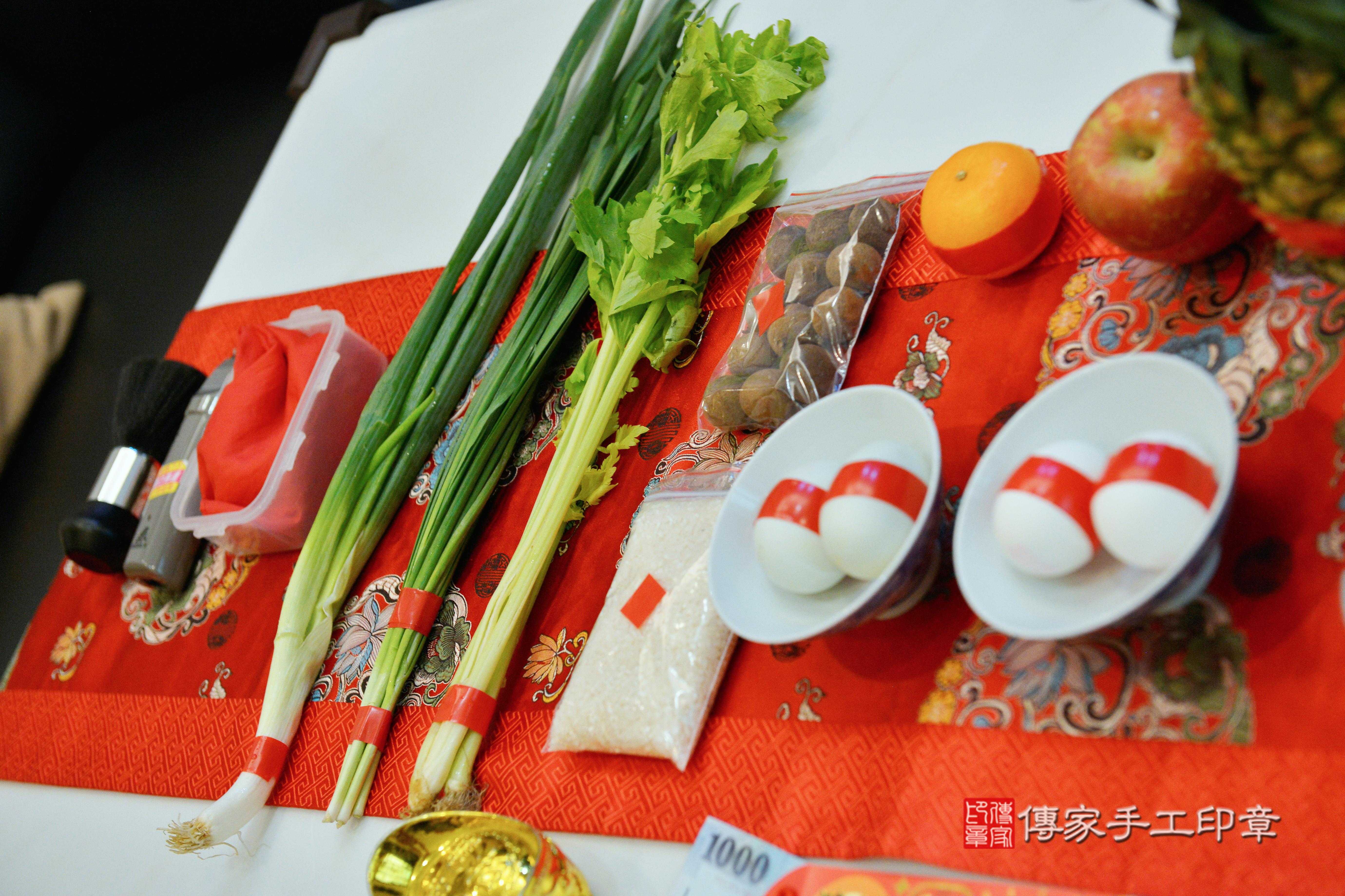 傳家手工印章高雄店、抓周、度脺、中國風會場、傳家嬰兒古禮、吉祥話、抓周道具物品24種、拍照。抓周證書。寶寶抓周、滿周歲、生日快樂、祝福 傳家手工印章高雄店、抓周、度脺、中國風會場、傳家嬰兒古禮、吉祥話、抓周道具物品24種、拍照。抓周證書。寶寶抓周、滿周歲、生日快樂、祝福