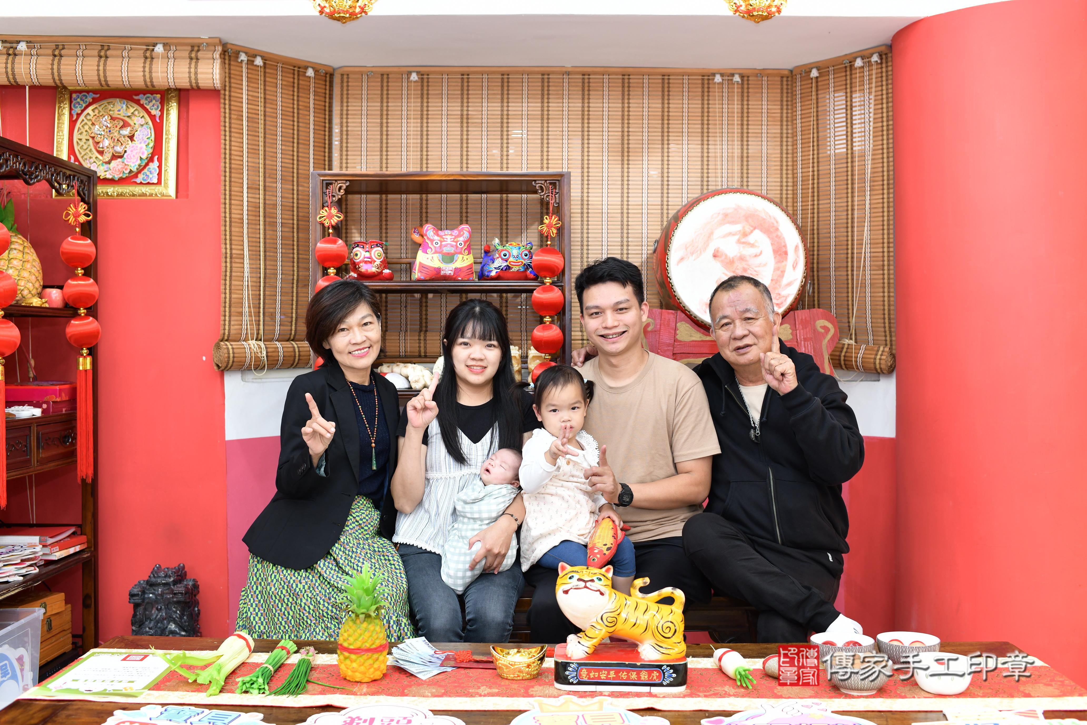 傳家手工印章高雄店、抓周、度脺、中國風會場、傳家嬰兒古禮、吉祥話、抓周道具物品24種、拍照。抓周證書。寶寶抓周、滿周歲、生日快樂、祝福 傳家手工印章高雄店、抓周、度脺、中國風會場、傳家嬰兒古禮、吉祥話、抓周道具物品24種、拍照。抓周證書。寶寶抓周、滿周歲、生日快樂、祝福