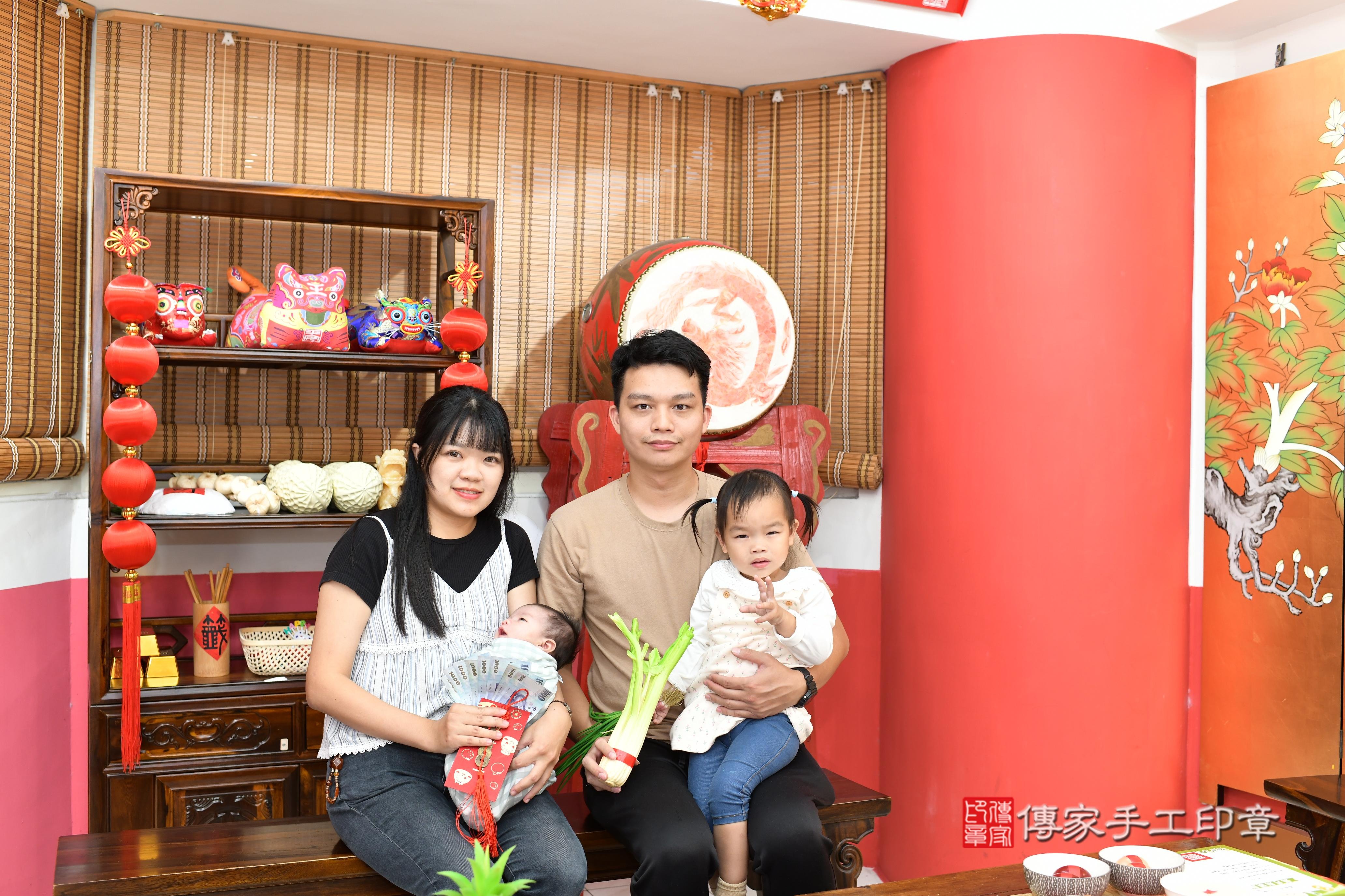 傳家手工印章高雄店、抓周、度脺、中國風會場、傳家嬰兒古禮、吉祥話、抓周道具物品24種、拍照。抓周證書。寶寶抓周、滿周歲、生日快樂、祝福 傳家手工印章高雄店、抓周、度脺、中國風會場、傳家嬰兒古禮、吉祥話、抓周道具物品24種、拍照。抓周證書。寶寶抓周、滿周歲、生日快樂、祝福