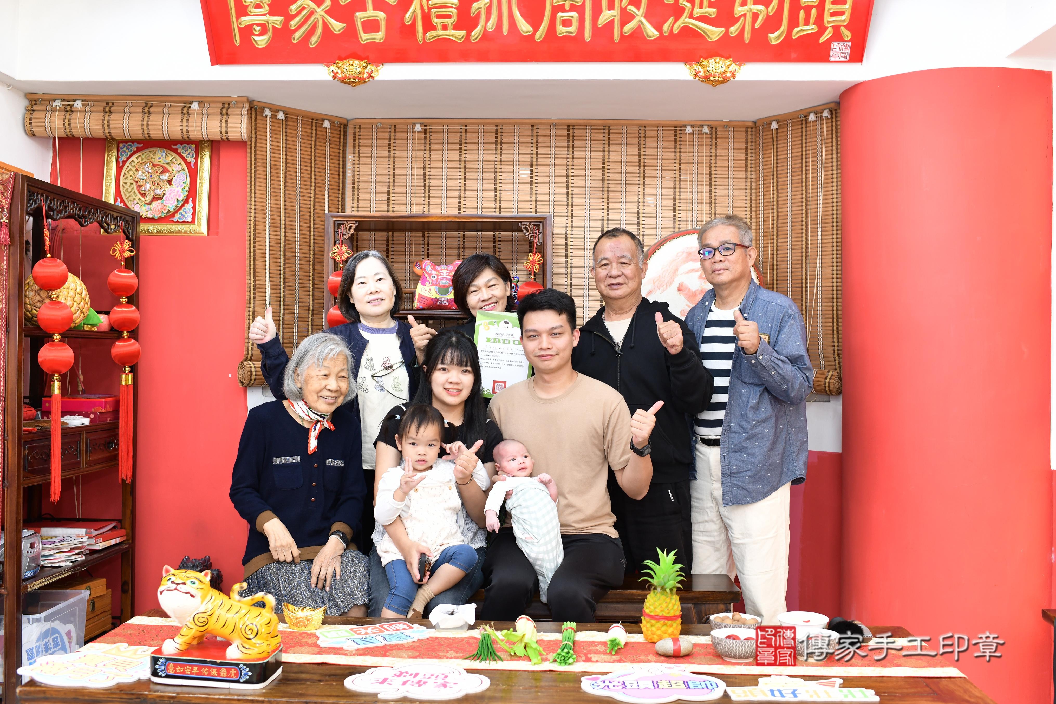 傳家手工印章高雄店、抓周、度脺、中國風會場、傳家嬰兒古禮、吉祥話、抓周道具物品24種、拍照。抓周證書。寶寶抓周、滿周歲、生日快樂、祝福 傳家手工印章高雄店、抓周、度脺、中國風會場、傳家嬰兒古禮、吉祥話、抓周道具物品24種、拍照。抓周證書。寶寶抓周、滿周歲、生日快樂、祝福