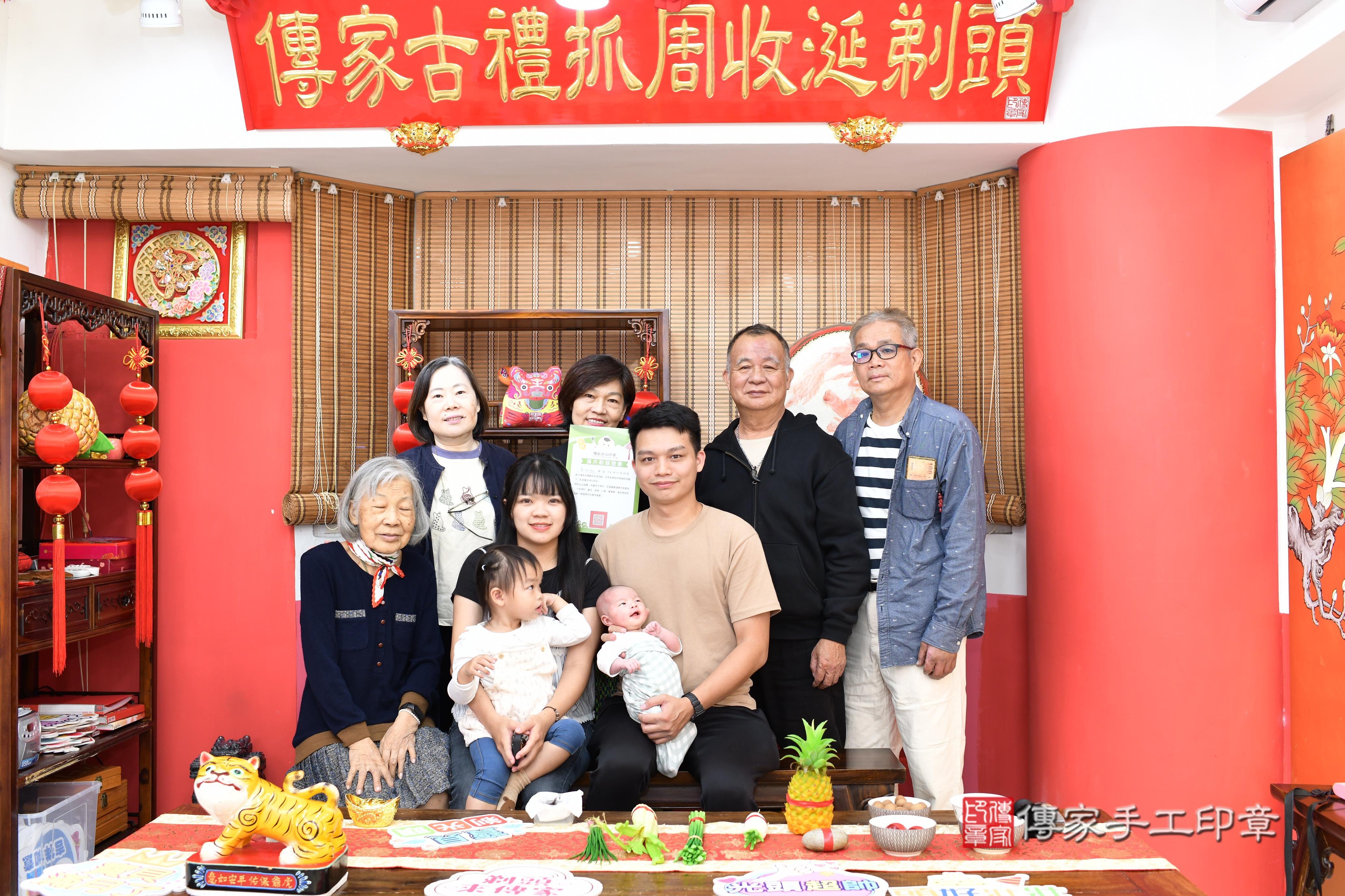 傳家手工印章高雄店、抓周、度脺、中國風會場、傳家嬰兒古禮、吉祥話、抓周道具物品24種、拍照。抓周證書。寶寶抓周、滿周歲、生日快樂、祝福 傳家手工印章高雄店、抓周、度脺、中國風會場、傳家嬰兒古禮、吉祥話、抓周道具物品24種、拍照。抓周證書。寶寶抓周、滿周歲、生日快樂、祝福