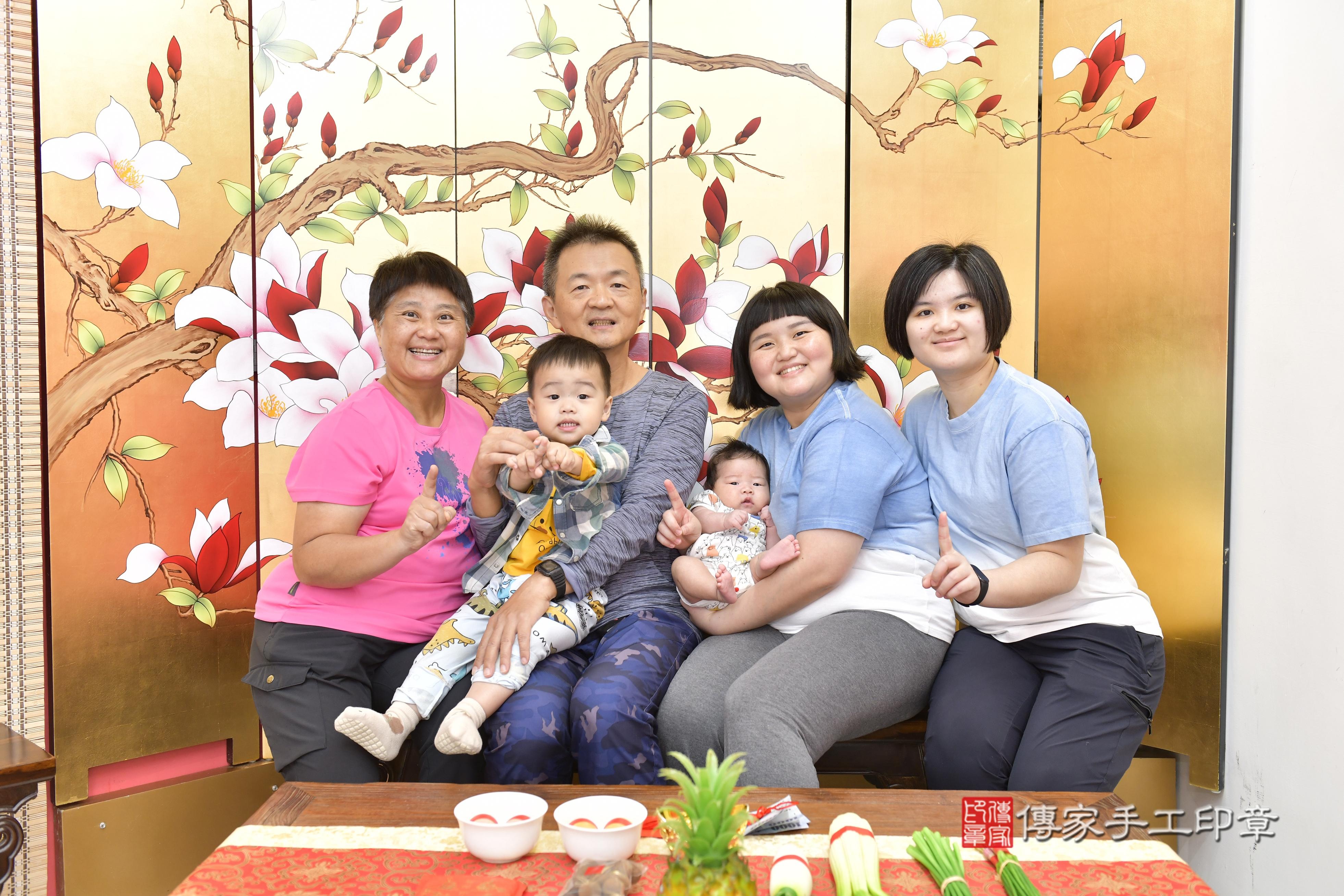 傳家手工印章新竹店、抓周、度脺、中國風會場、傳家嬰兒古禮、吉祥話、抓周道具物品24種、拍照。抓周證書。寶寶抓周、滿周歲、生日快樂、祝福 傳家手工印章新竹店、抓周、度脺、中國風會場、傳家嬰兒古禮、吉祥話、抓周道具物品24種、拍照。抓周證書。寶寶抓周、滿周歲、生日快樂、祝福