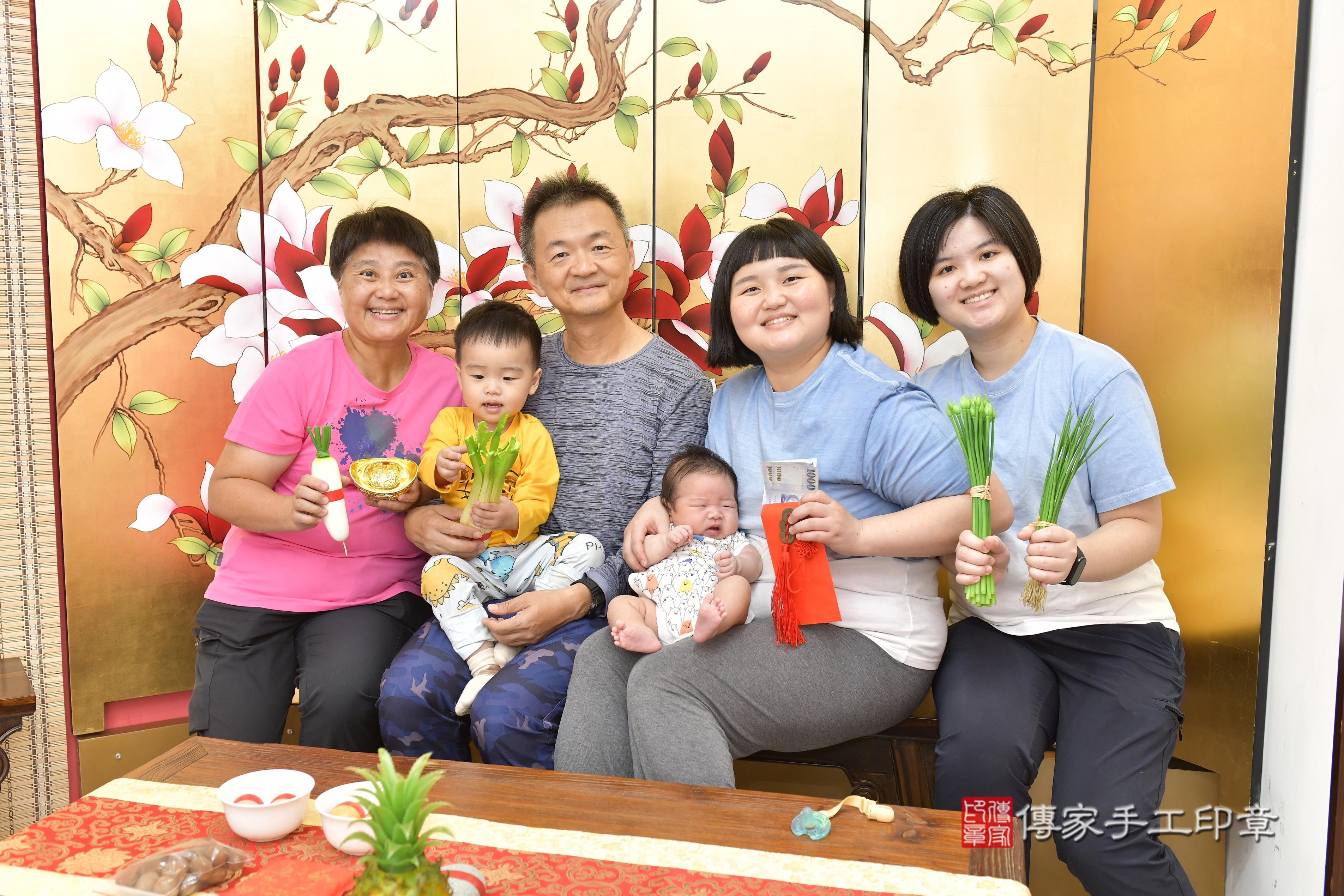 傳家手工印章新竹店、抓周、度脺、中國風會場、傳家嬰兒古禮、吉祥話、抓周道具物品24種、拍照。抓周證書。寶寶抓周、滿周歲、生日快樂、祝福 傳家手工印章新竹店、抓周、度脺、中國風會場、傳家嬰兒古禮、吉祥話、抓周道具物品24種、拍照。抓周證書。寶寶抓周、滿周歲、生日快樂、祝福