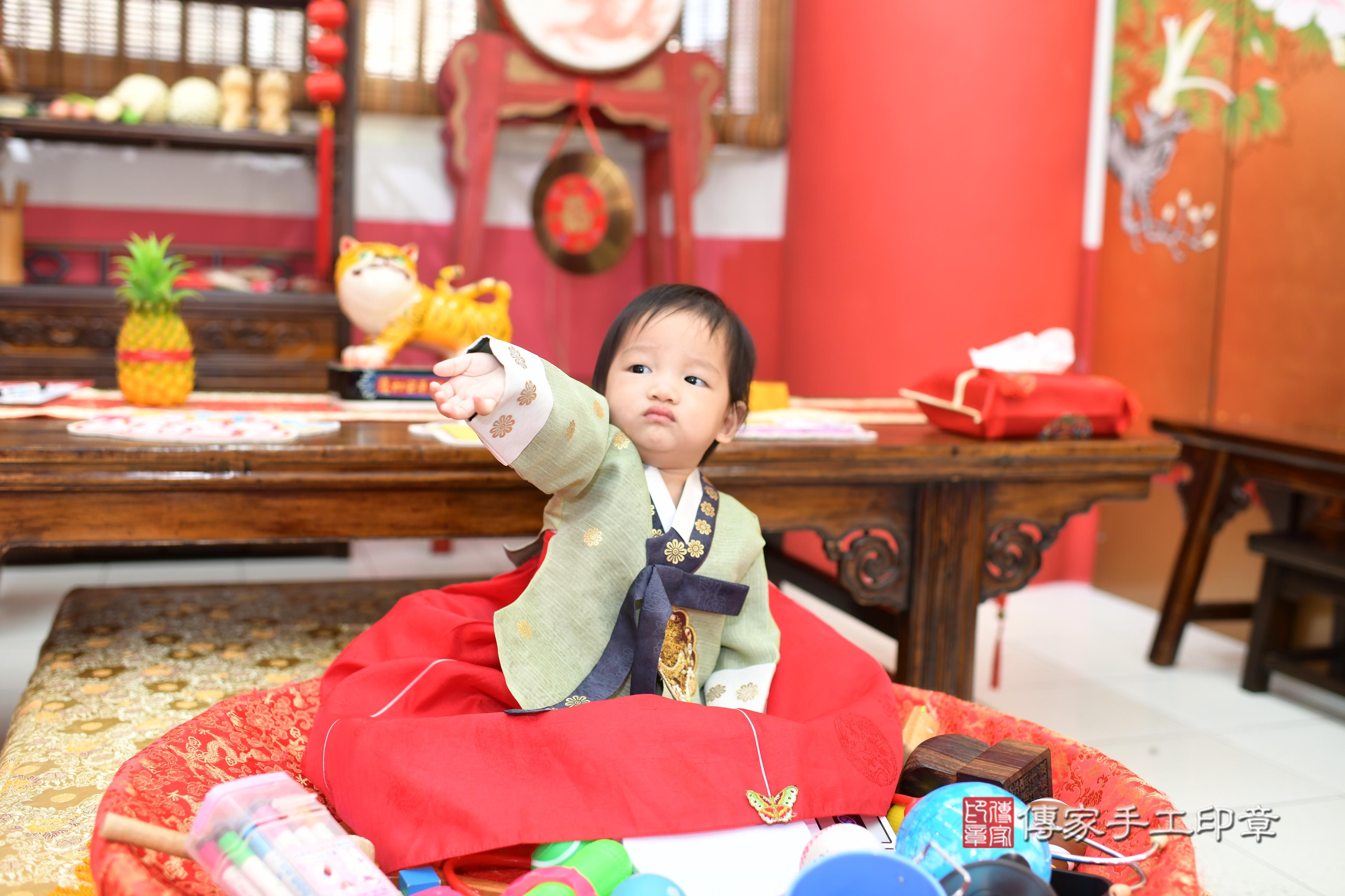 傳家手工印章高雄店、抓周、度脺、美式風會場、傳家嬰兒古禮、吉祥話、抓周道具物品24種、拍照。抓周證書。寶寶抓周、滿周歲、生日快樂、祝福