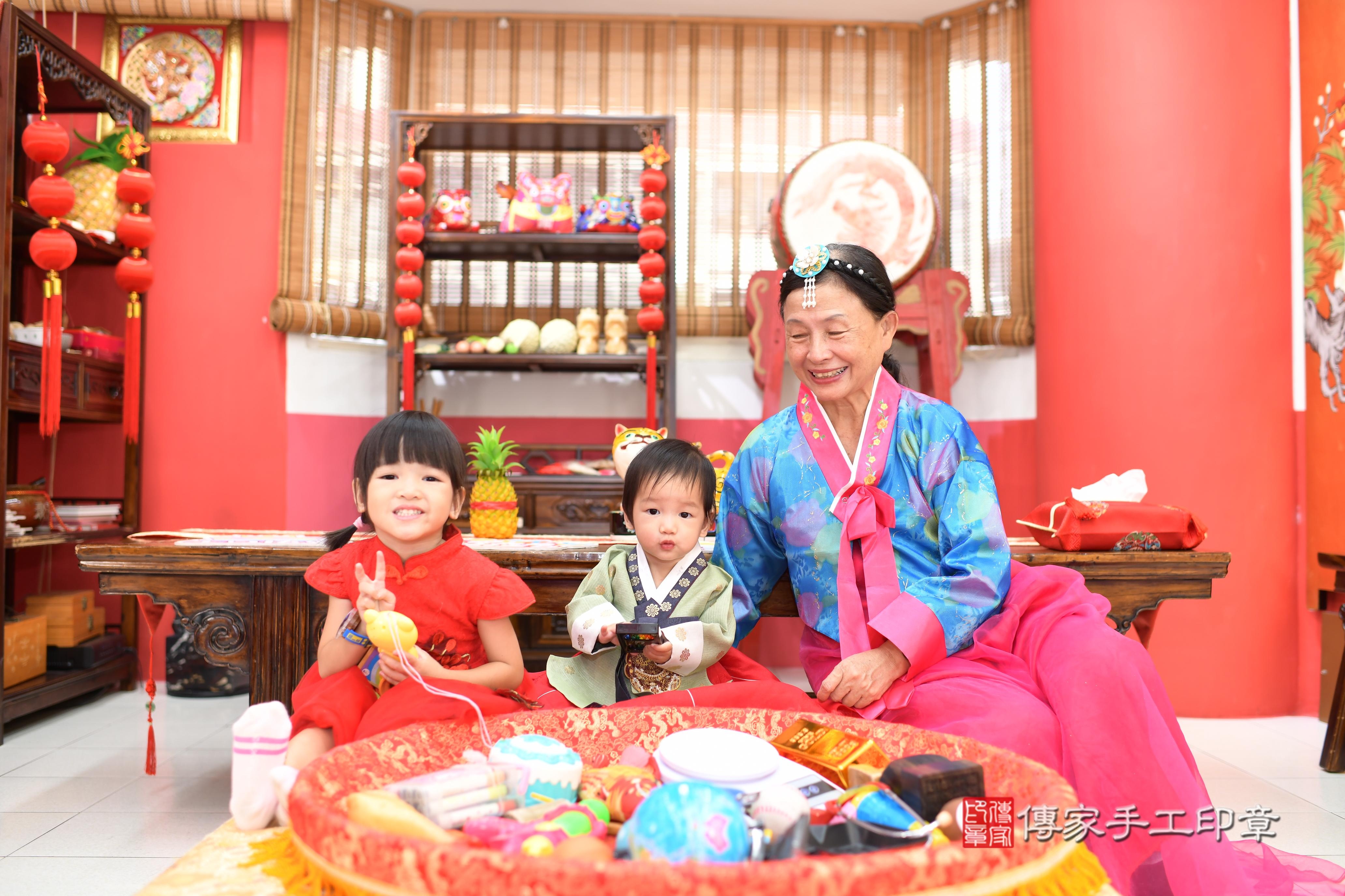 傳家手工印章高雄店、抓周、度脺、美式風會場、傳家嬰兒古禮、吉祥話、抓周道具物品24種、拍照。抓周證書。寶寶抓周、滿周歲、生日快樂、祝福