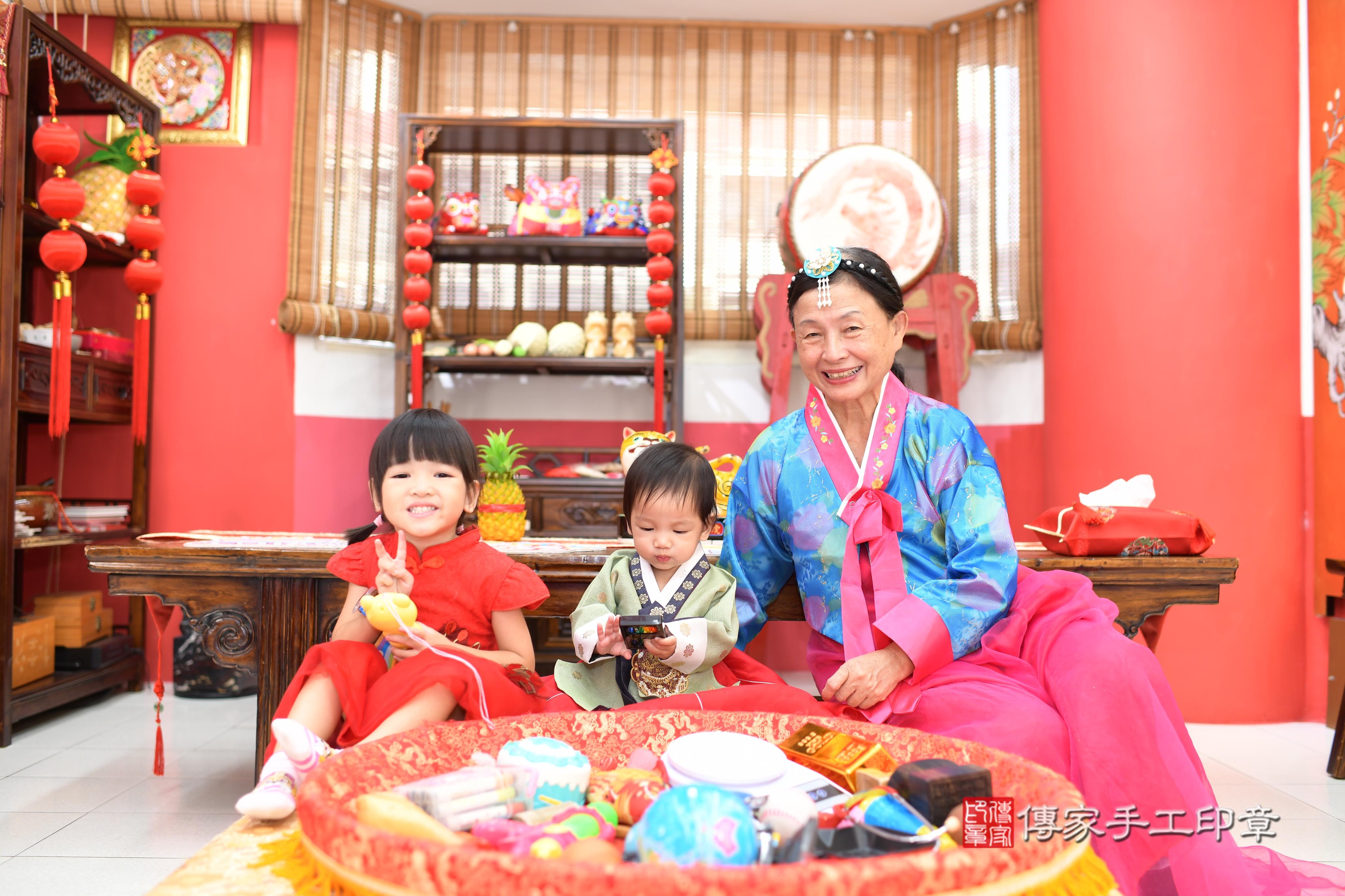 傳家手工印章高雄店、抓周、度脺、美式風會場、傳家嬰兒古禮、吉祥話、抓周道具物品24種、拍照。抓周證書。寶寶抓周、滿周歲、生日快樂、祝福