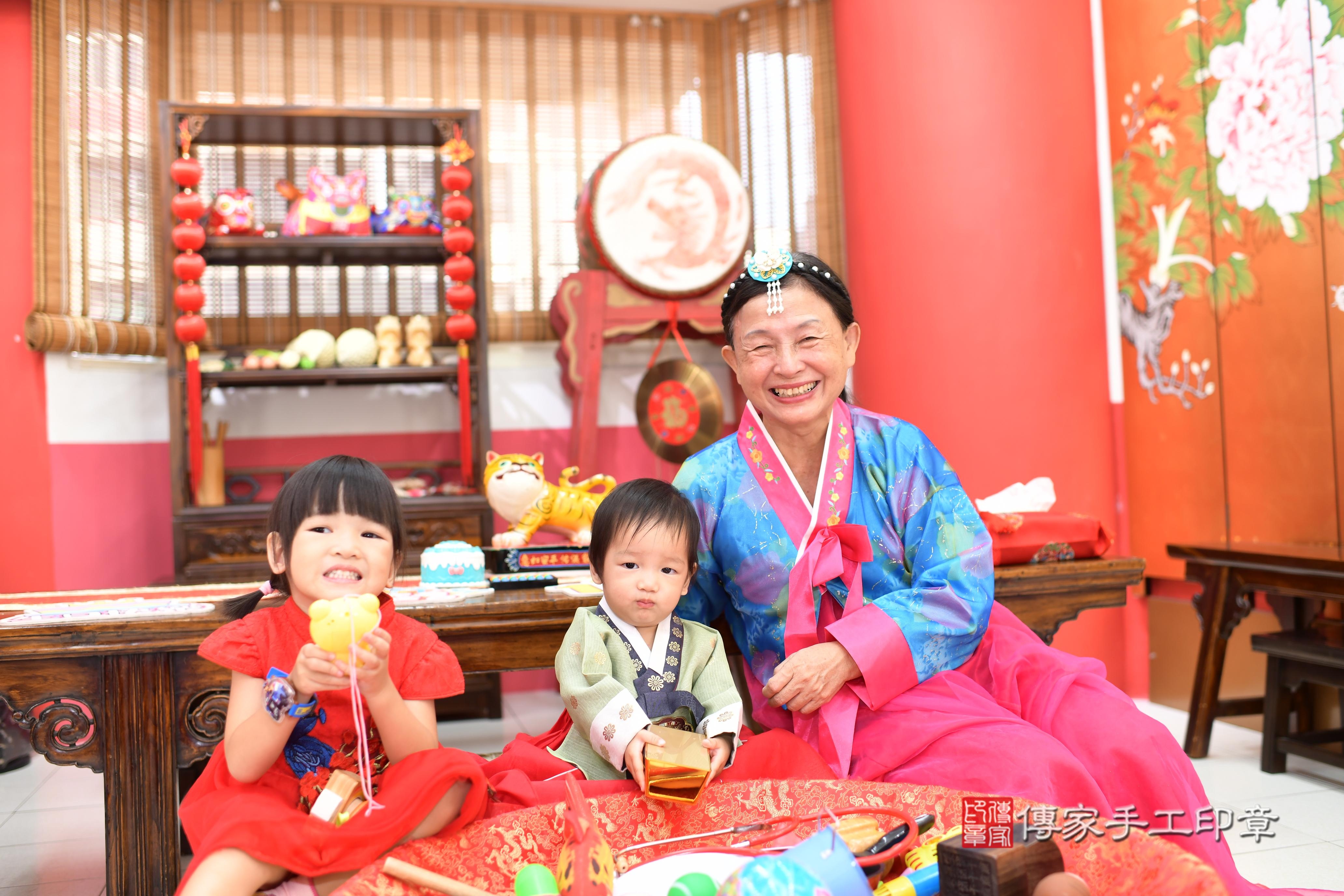 傳家手工印章高雄店、抓周、度脺、美式風會場、傳家嬰兒古禮、吉祥話、抓周道具物品24種、拍照。抓周證書。寶寶抓周、滿周歲、生日快樂、祝福