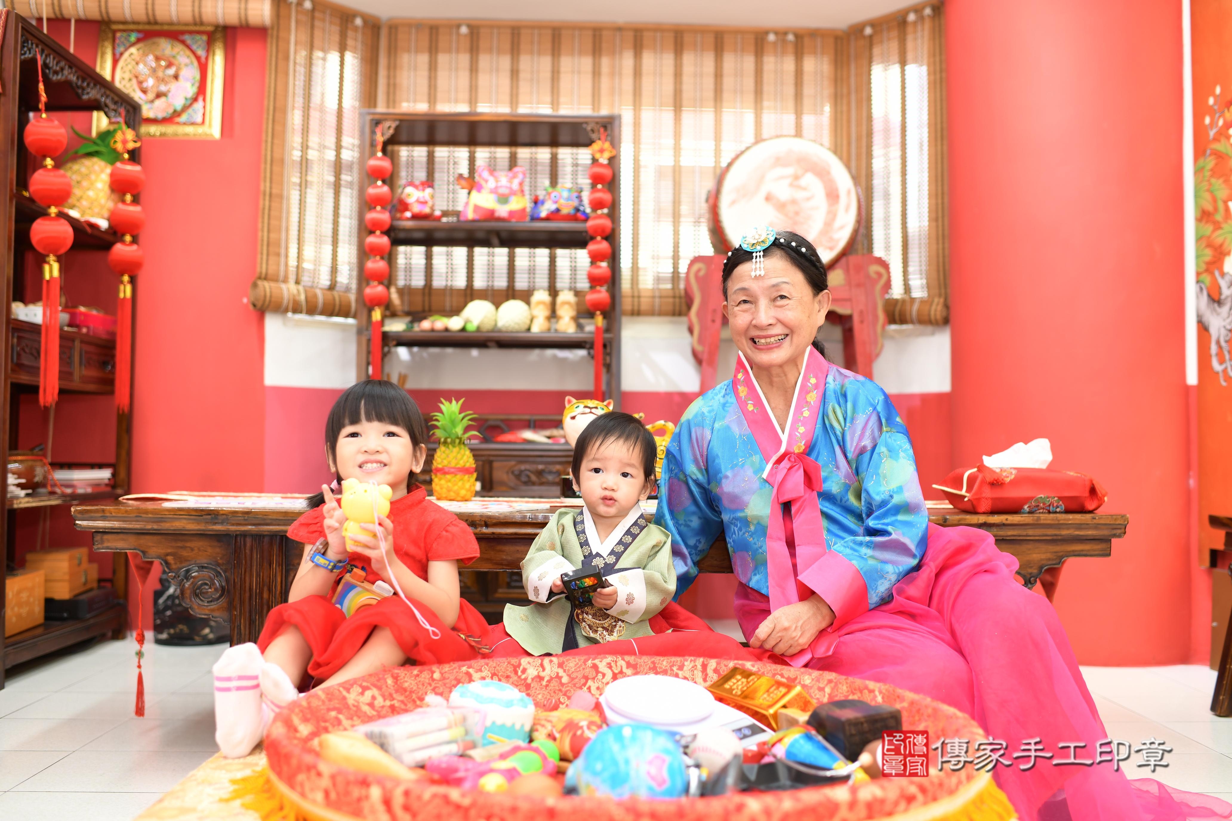 傳家手工印章高雄店、抓周、度脺、美式風會場、傳家嬰兒古禮、吉祥話、抓周道具物品24種、拍照。抓周證書。寶寶抓周、滿周歲、生日快樂、祝福